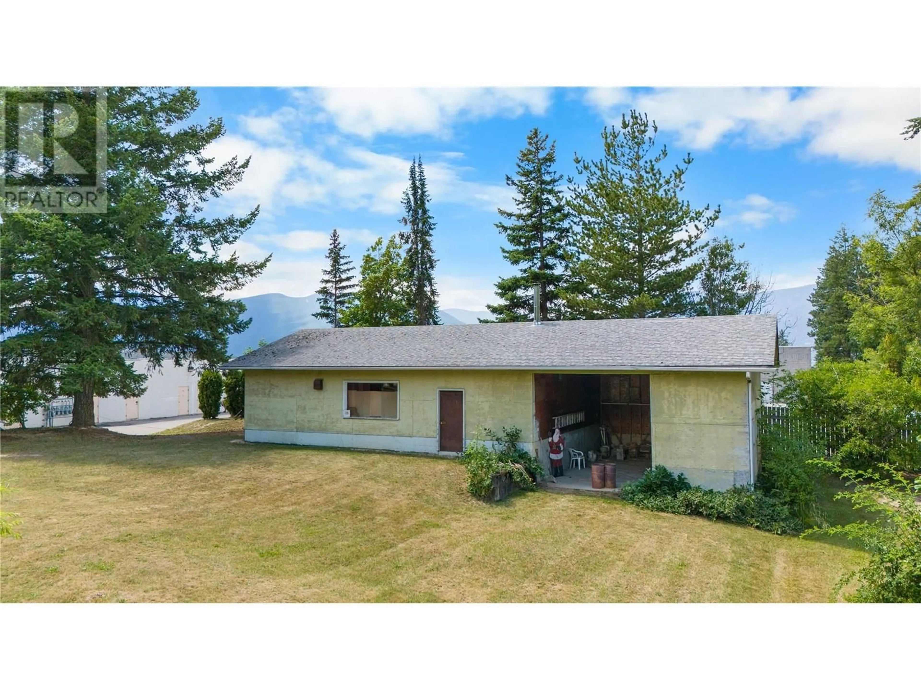 A pic from outside/outdoor area/front of a property/back of a property/a pic from drone, street for 1031 7TH  N AVENUE, Creston British Columbia V0B1G6