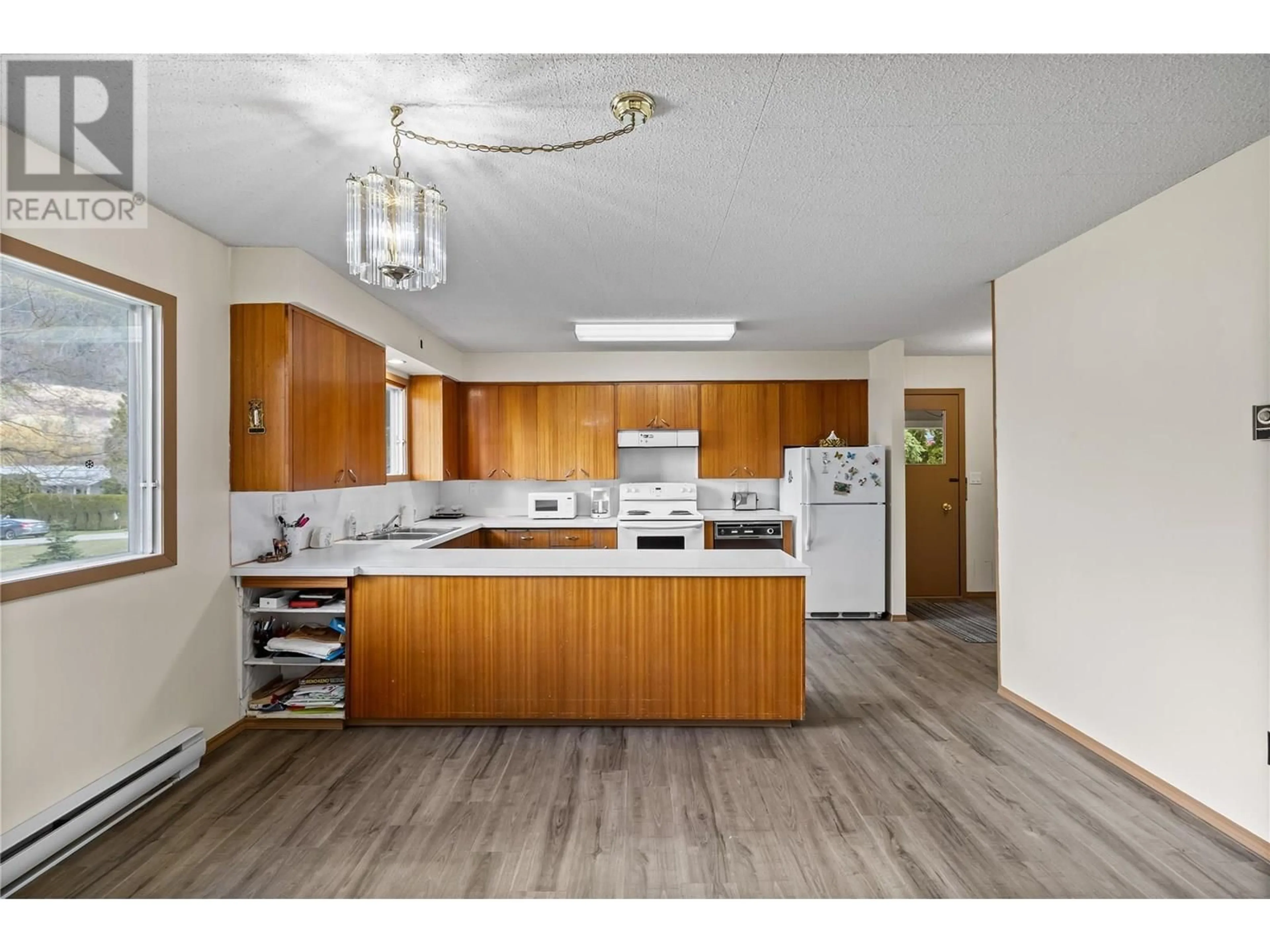 Open concept kitchen, wood/laminate floor for 1031 7TH  N AVENUE, Creston British Columbia V0B1G6