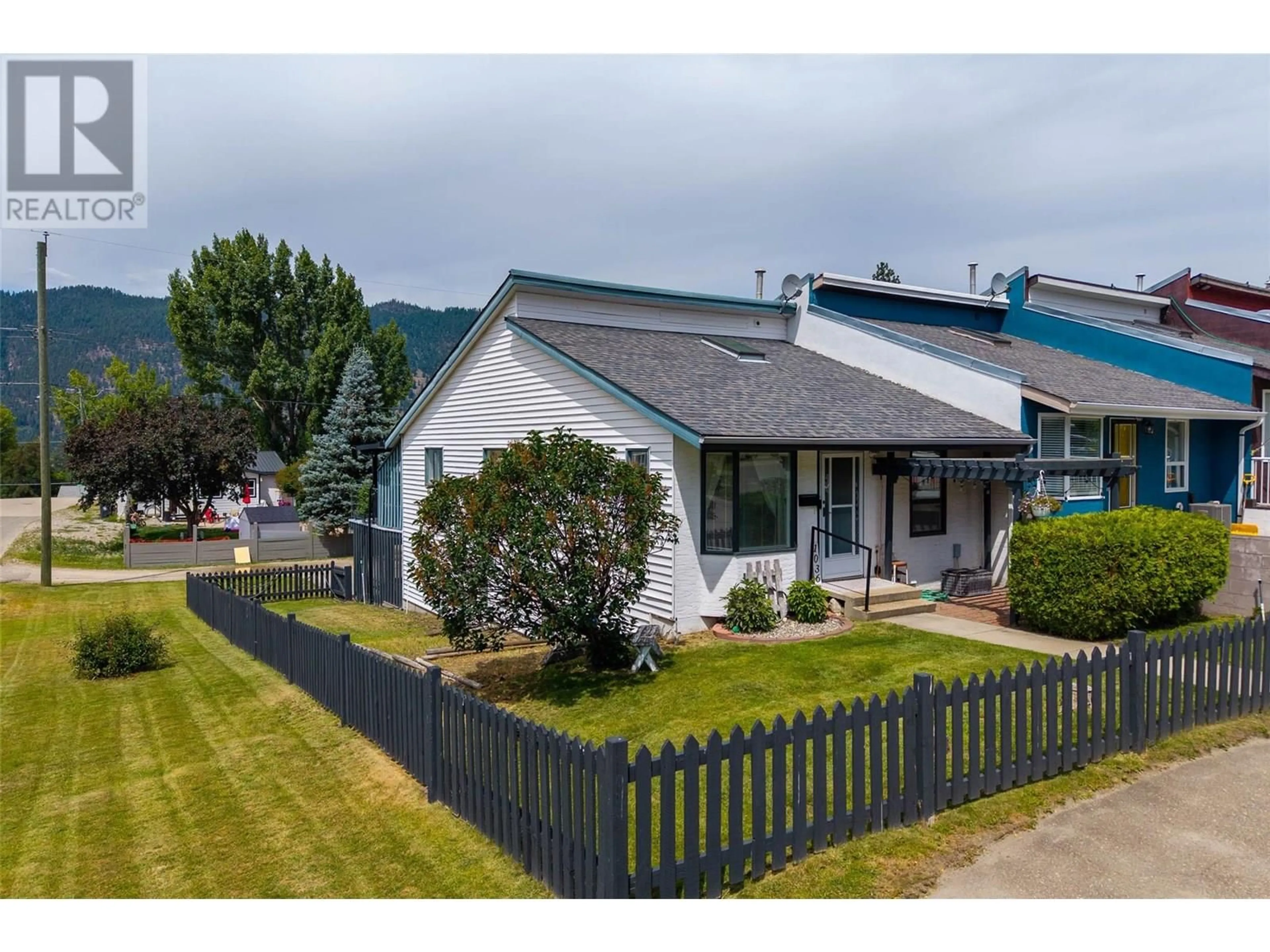 A pic from outside/outdoor area/front of a property/back of a property/a pic from drone, mountain view for 1036 THOMPSON AVENUE, Chase British Columbia V0E1M0
