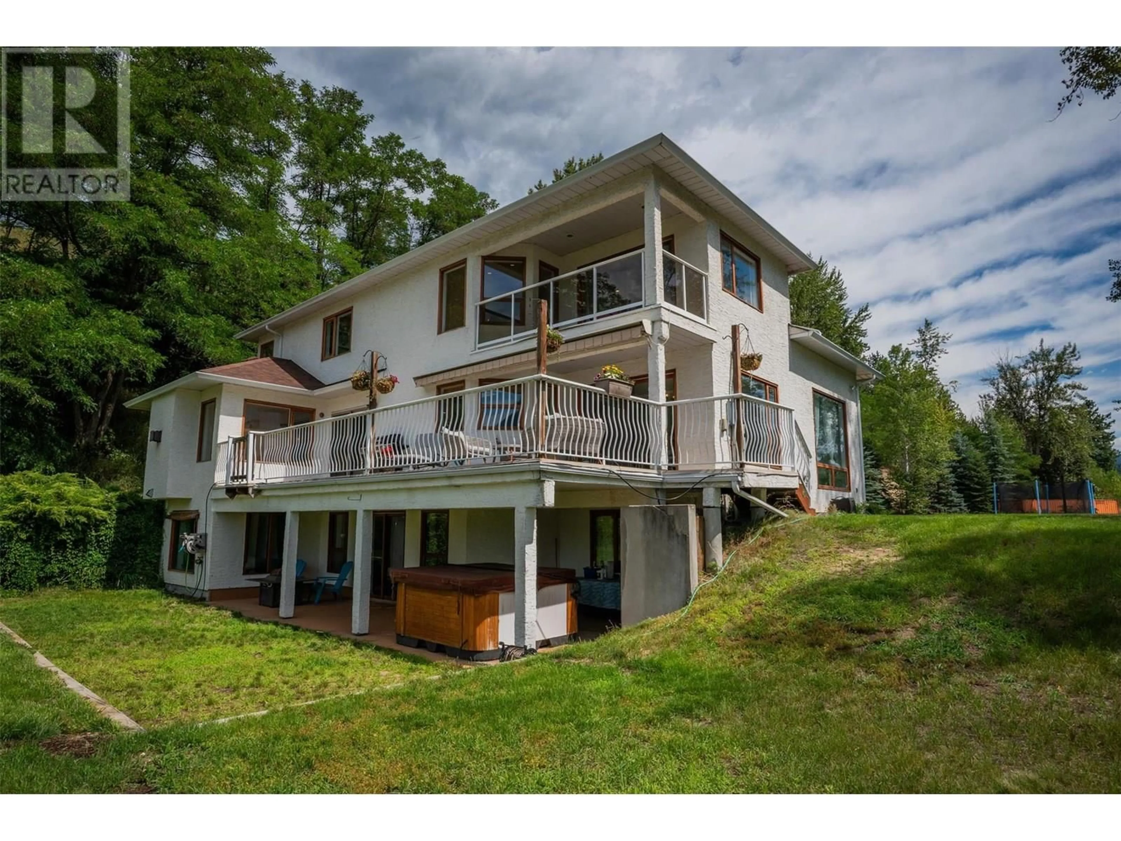 A pic from outside/outdoor area/front of a property/back of a property/a pic from drone, water/lake/river/ocean view for 507 15TH AVENUE, Genelle British Columbia V0G1G0