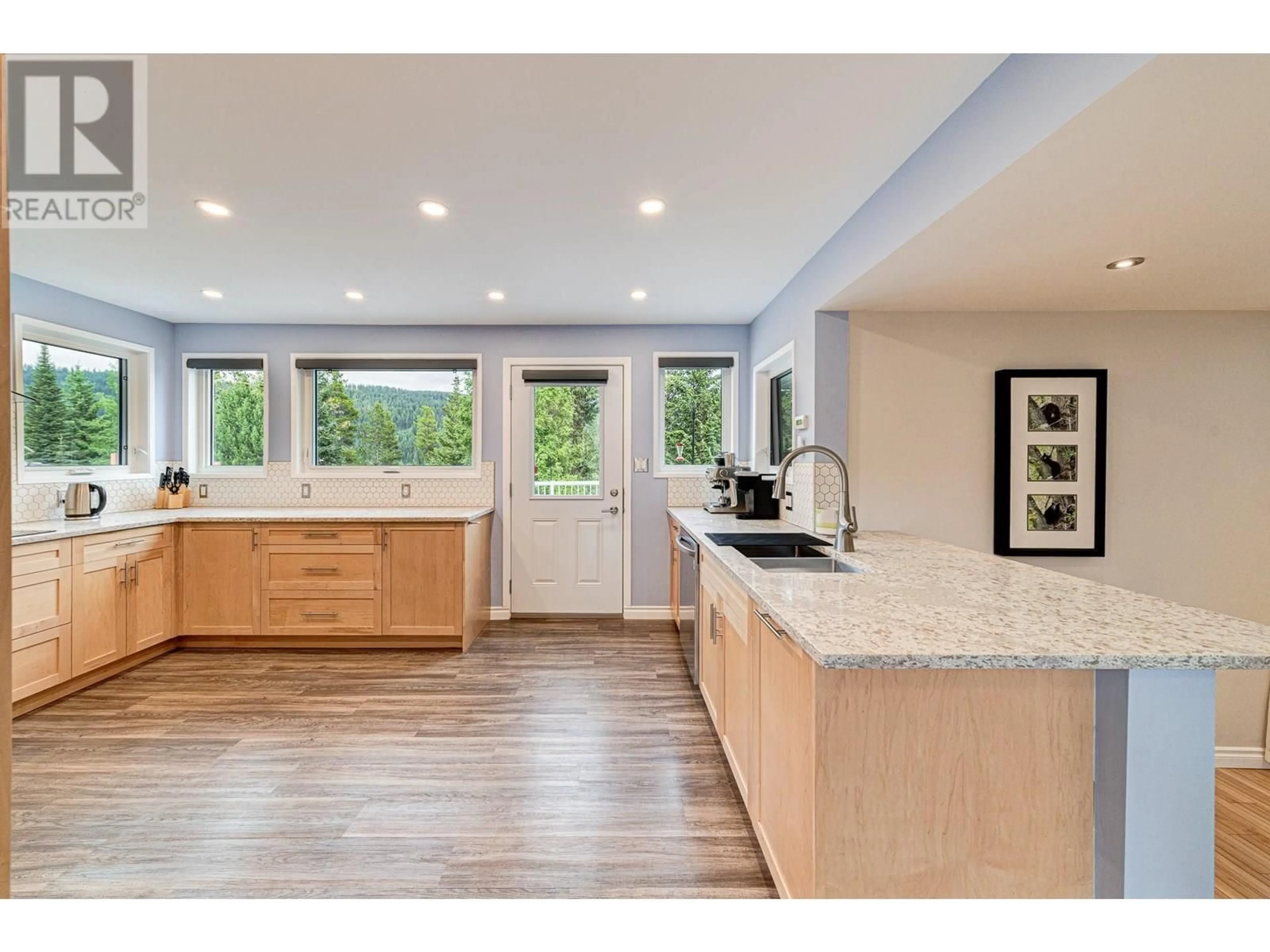 Open concept kitchen, unknown for 920 ALPINE WAY, Elkford British Columbia V0B1H0