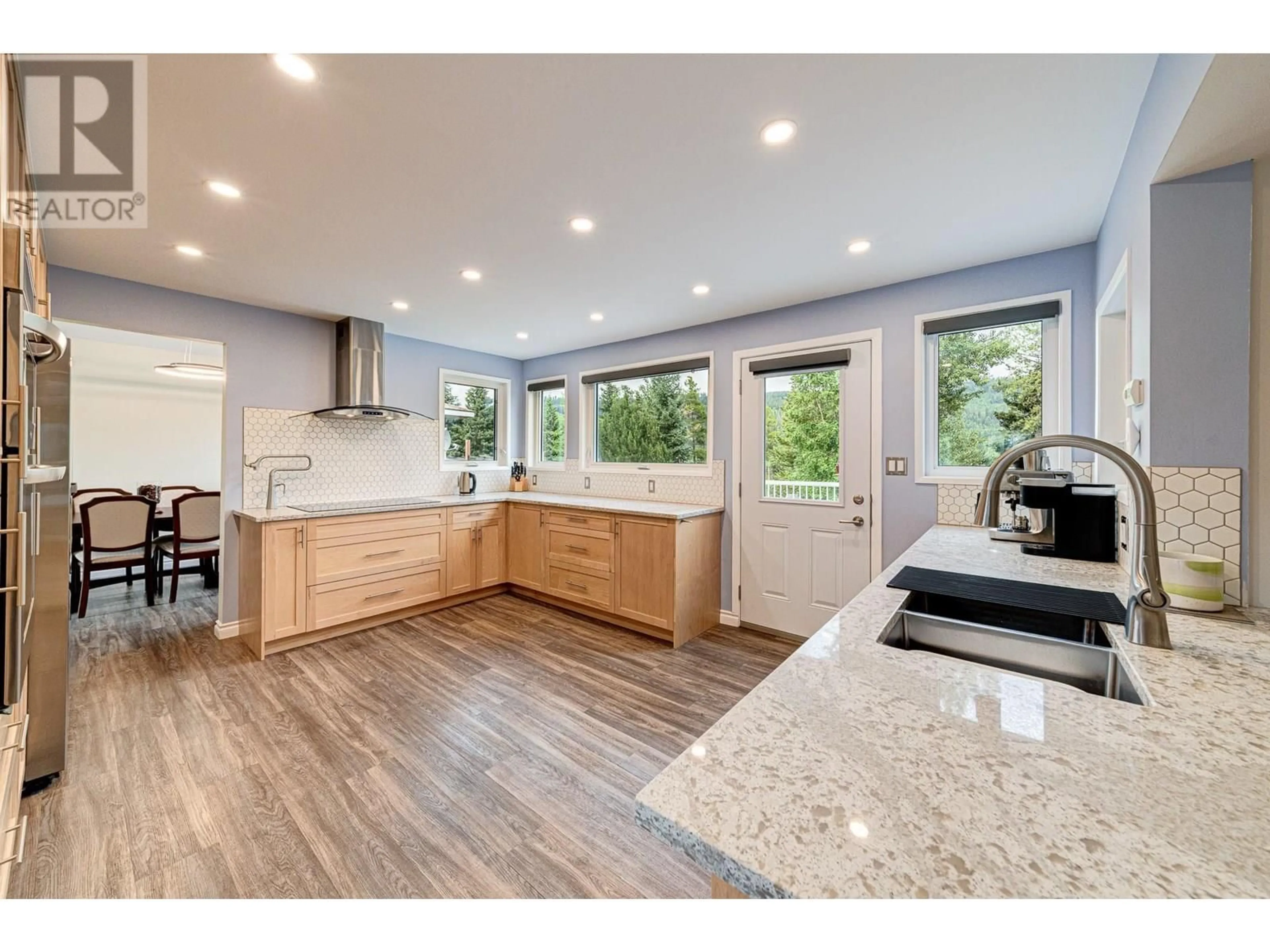 Open concept kitchen, unknown for 920 ALPINE WAY, Elkford British Columbia V0B1H0