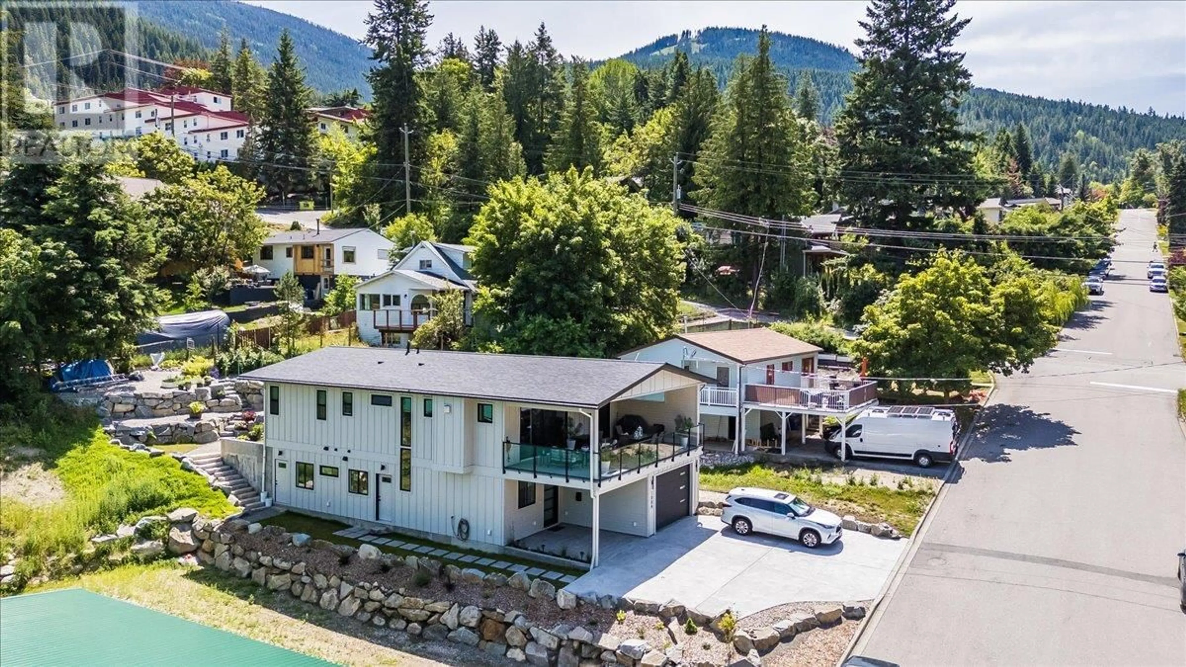A pic from outside/outdoor area/front of a property/back of a property/a pic from drone, mountain view for 1004 SEVENTH STREET, Nelson British Columbia V1L3M2