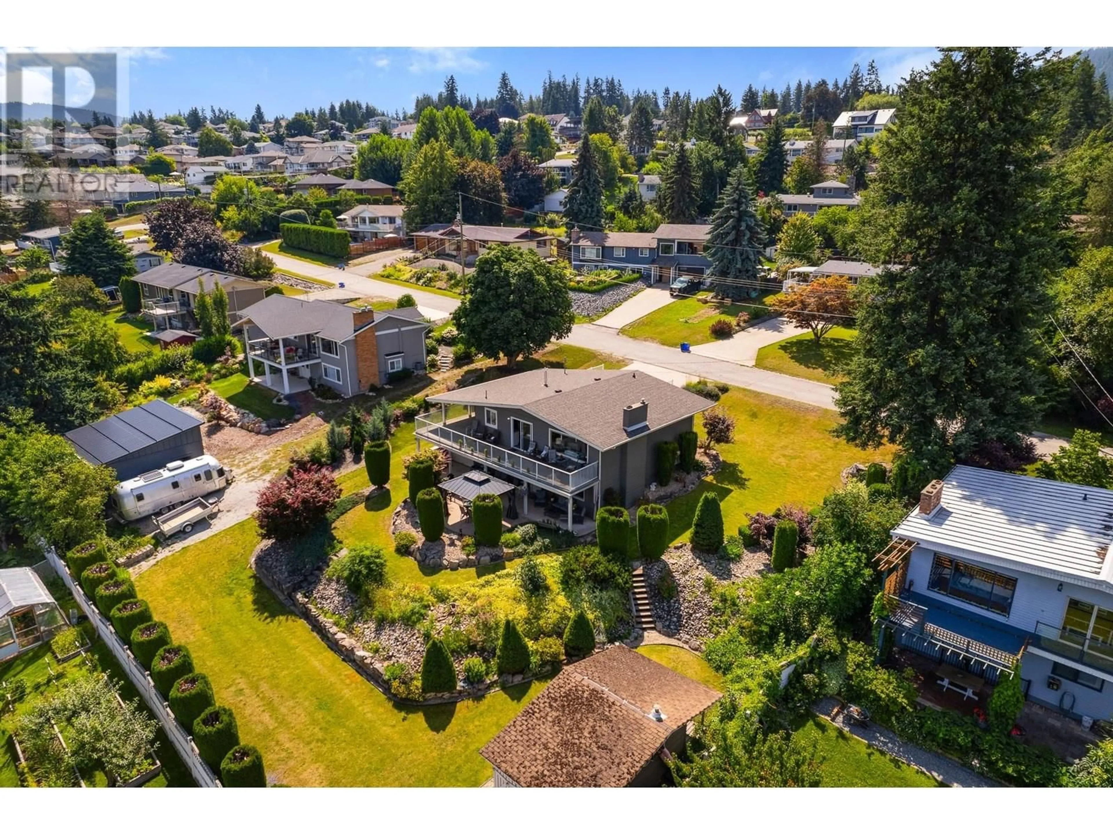 A pic from outside/outdoor area/front of a property/back of a property/a pic from drone, unknown for 1801 2 AVENUE SOUTHEAST, Salmon Arm British Columbia V1E1T8