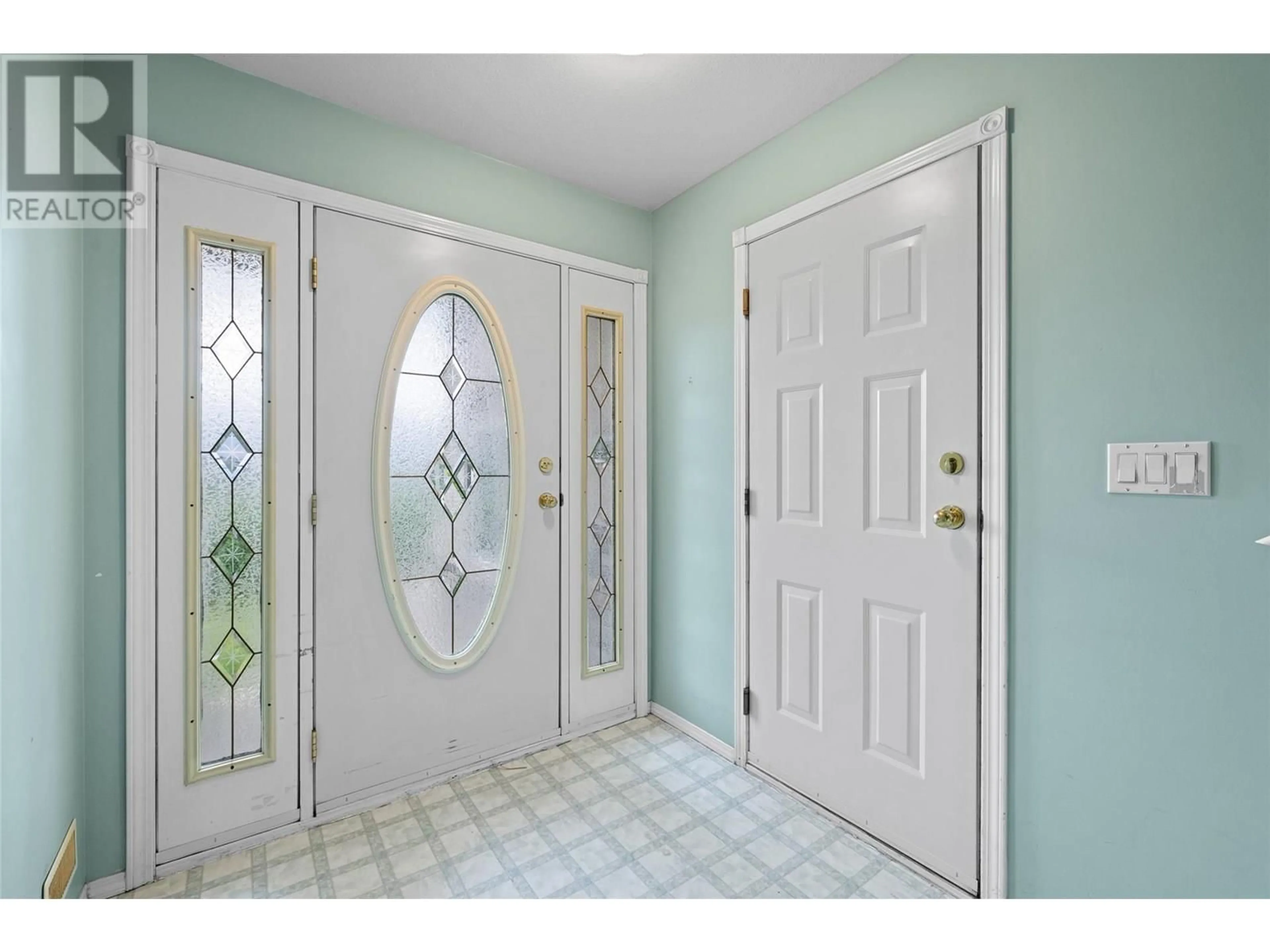 Indoor entryway for 2090 SHAMROCK DRIVE, West Kelowna British Columbia V4T1T8