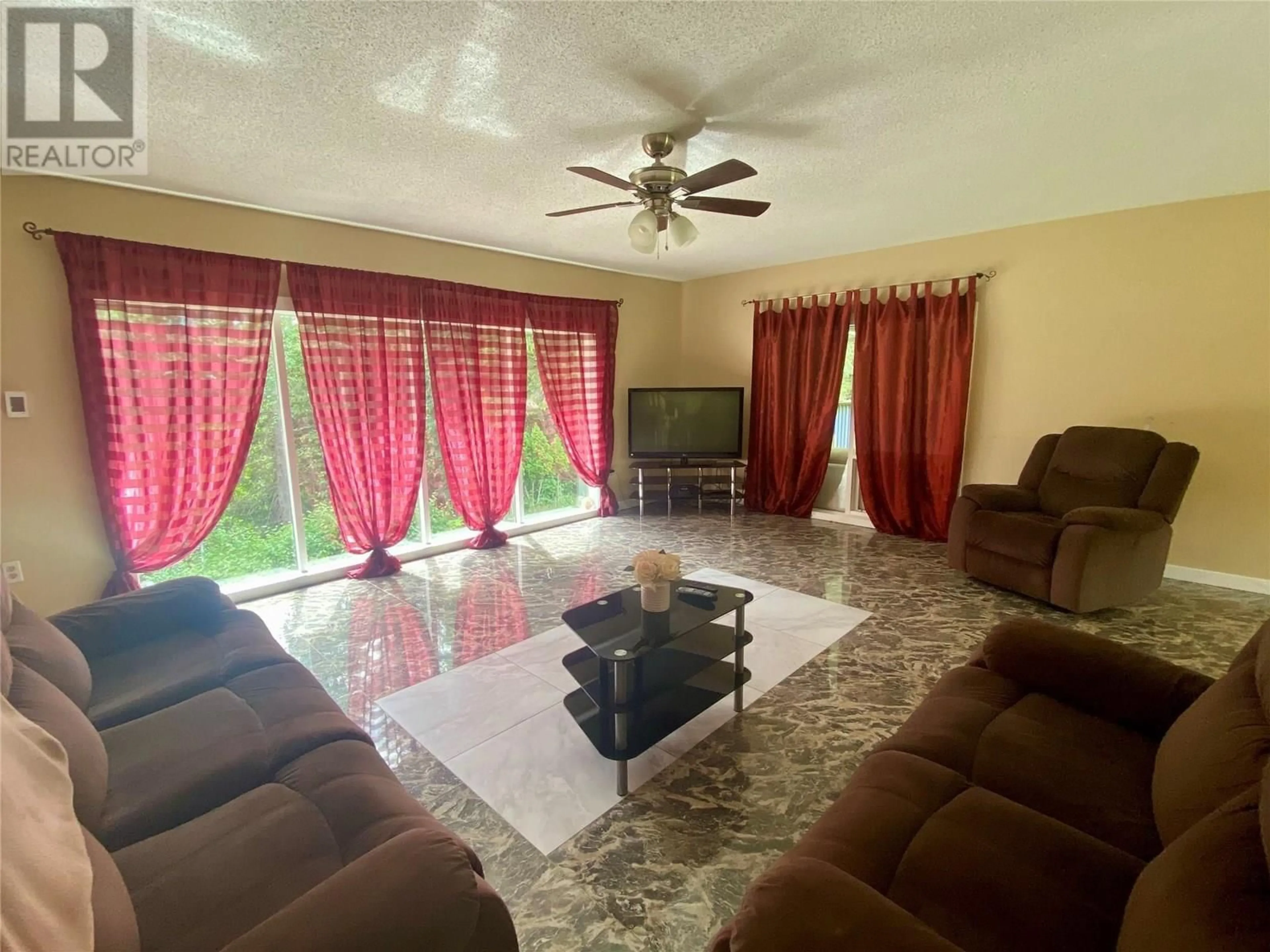Living room with furniture, unknown for 6064 CREEKSIDE ROAD, Barriere British Columbia V0E1E0