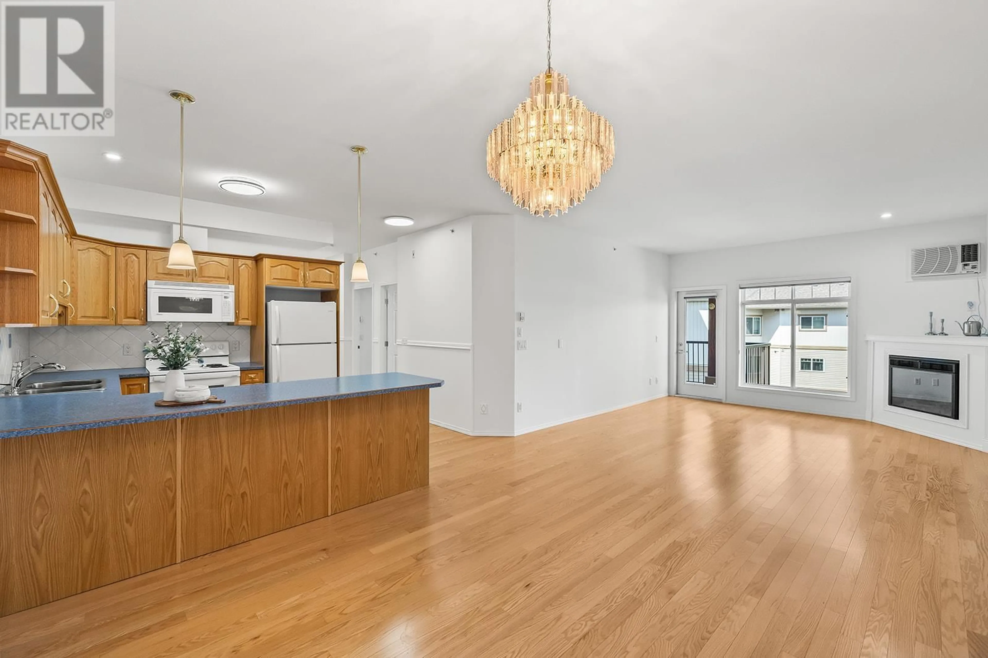 Open concept kitchen, wood/laminate floor for 406 - 250 HOLLYWOOD ROAD SOUTH, Kelowna British Columbia V1X3S9