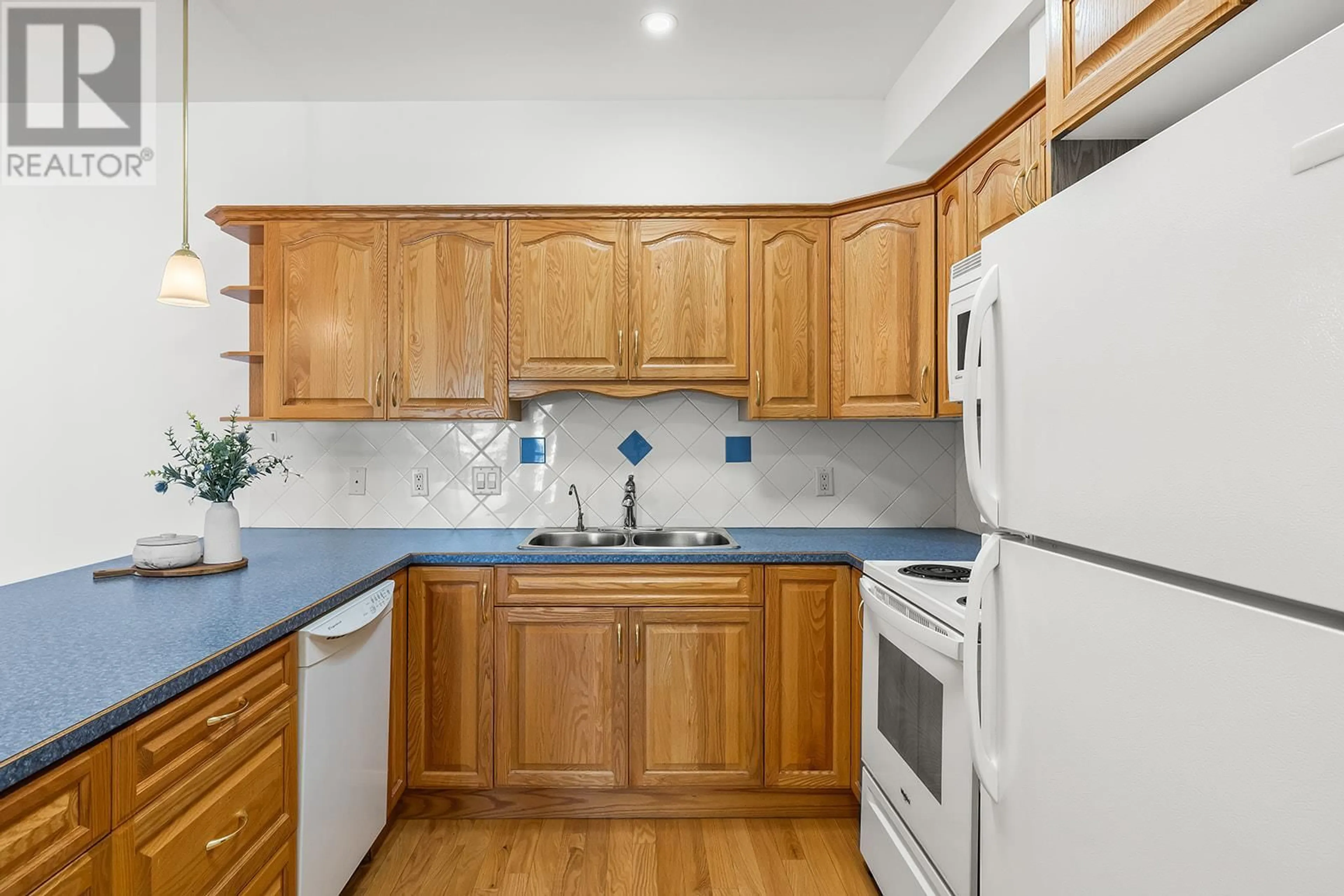 Standard kitchen, unknown for 406 - 250 HOLLYWOOD ROAD SOUTH, Kelowna British Columbia V1X3S9