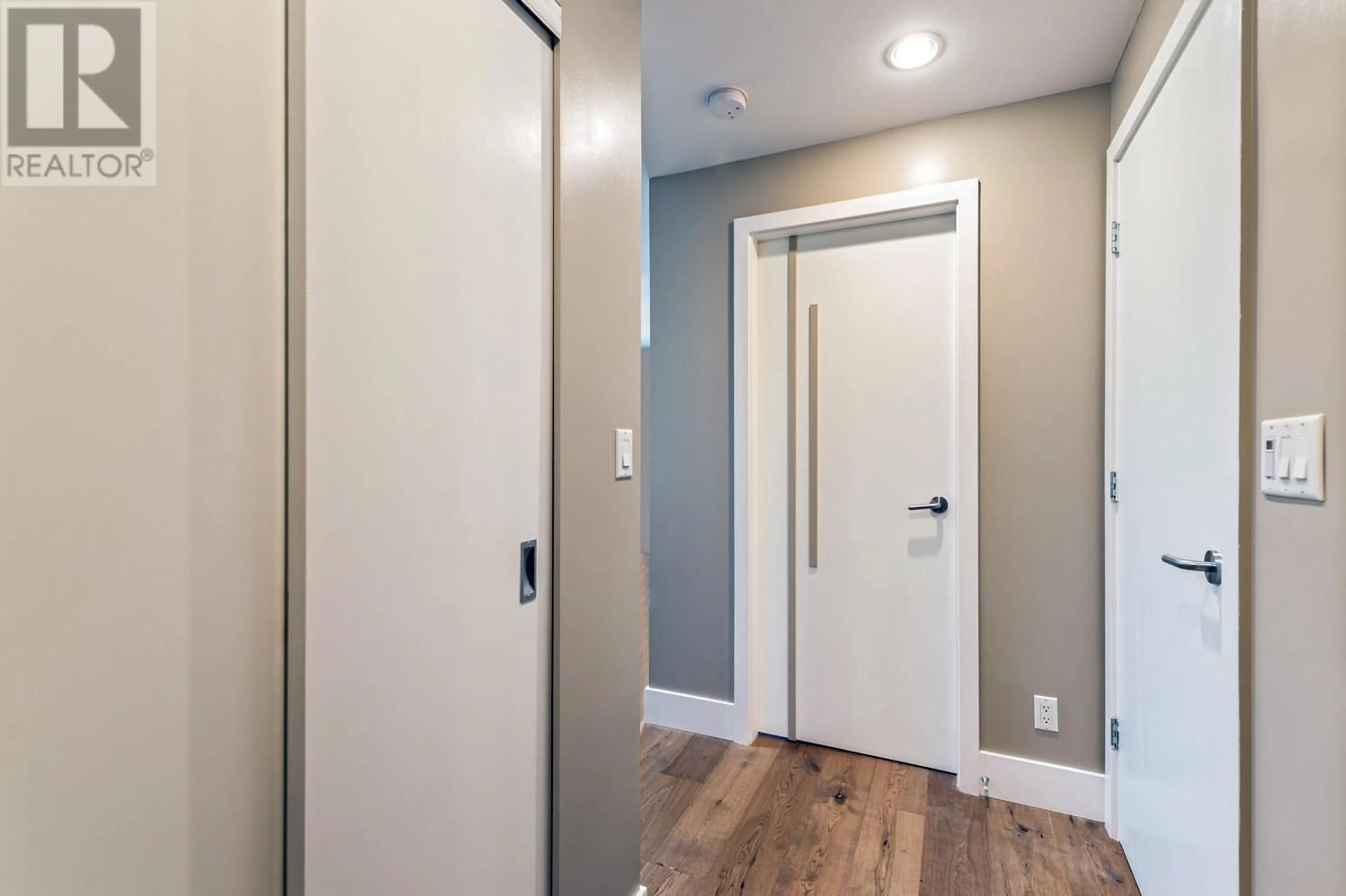 Indoor entryway for 307 - 2040 SPRINGFIELD ROAD, Kelowna British Columbia V1Y9N7