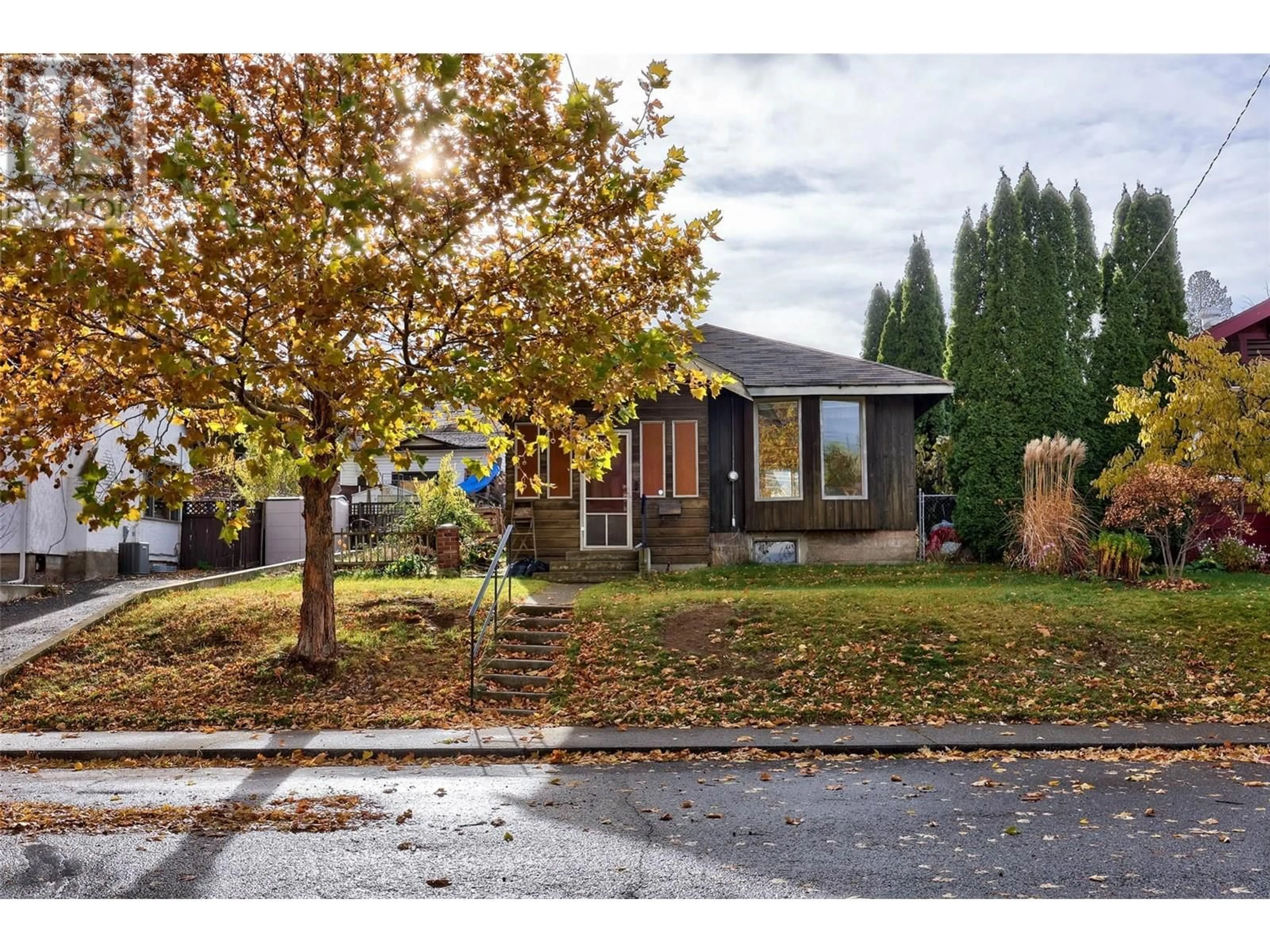 Home with vinyl exterior material, street for 935 PINE STREET, Kamloops British Columbia V2C3A3