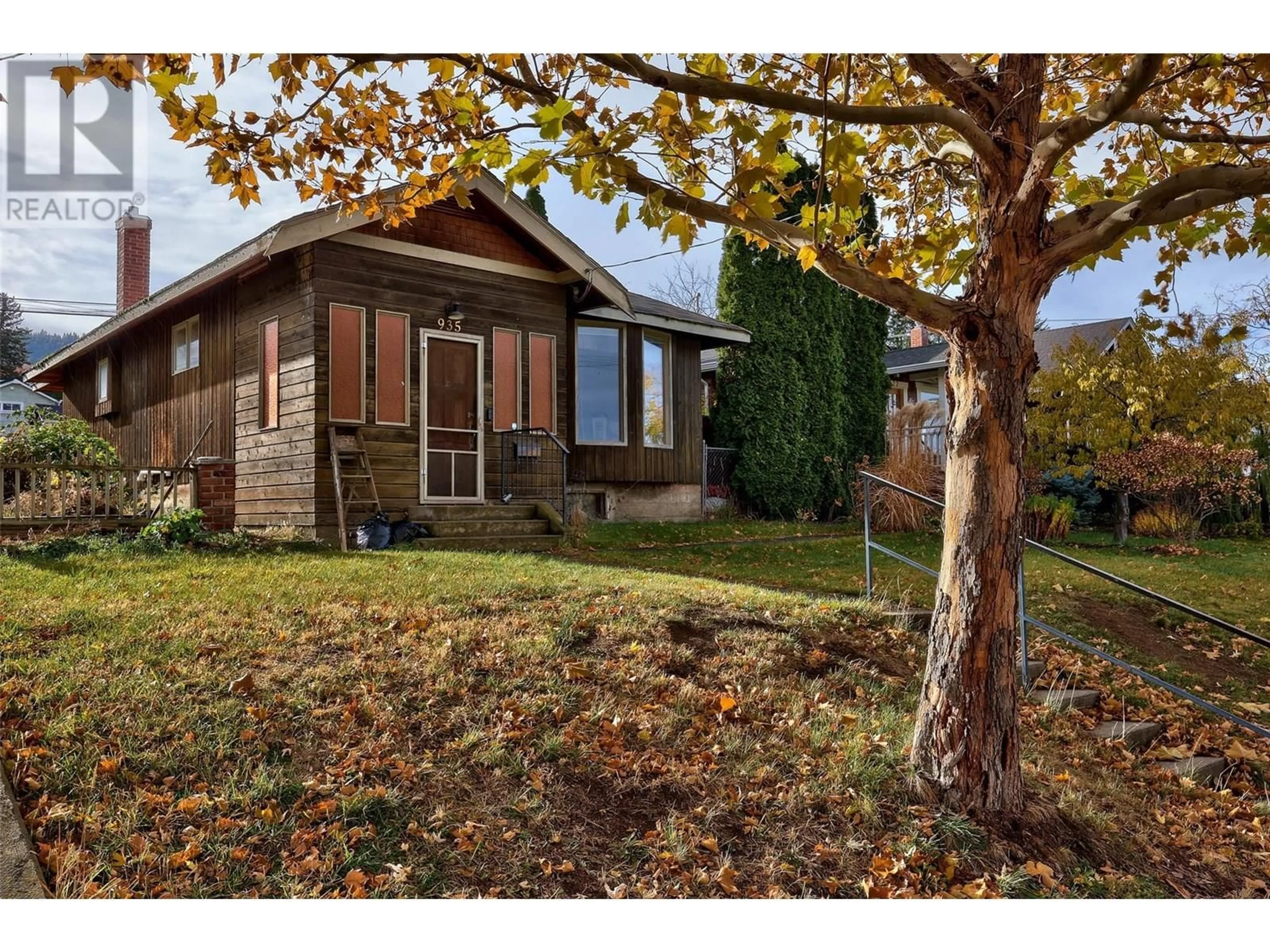 Home with vinyl exterior material, street for 935 PINE STREET, Kamloops British Columbia V2C3A3