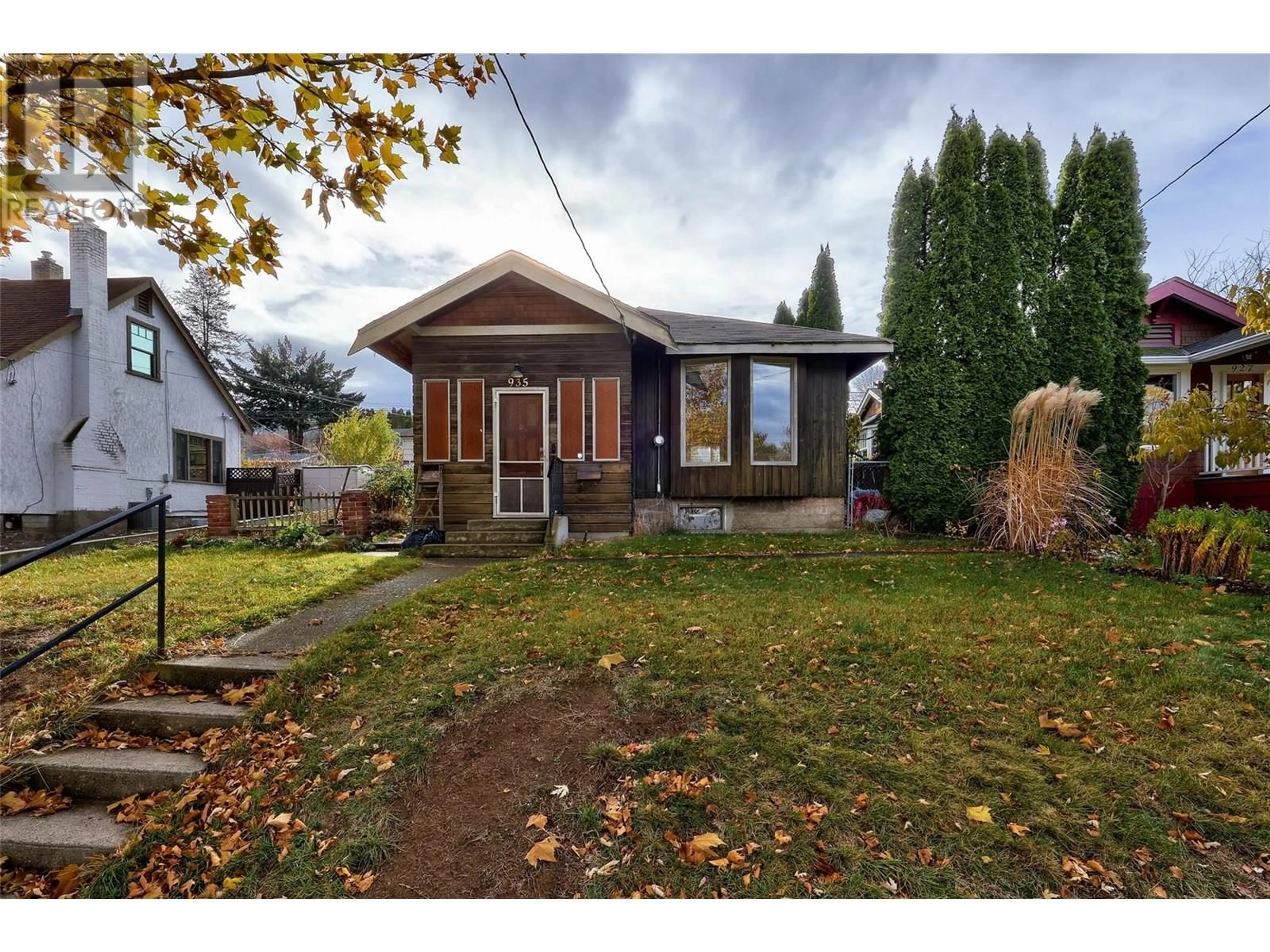 Home with vinyl exterior material, street for 935 PINE STREET, Kamloops British Columbia V2C3A3