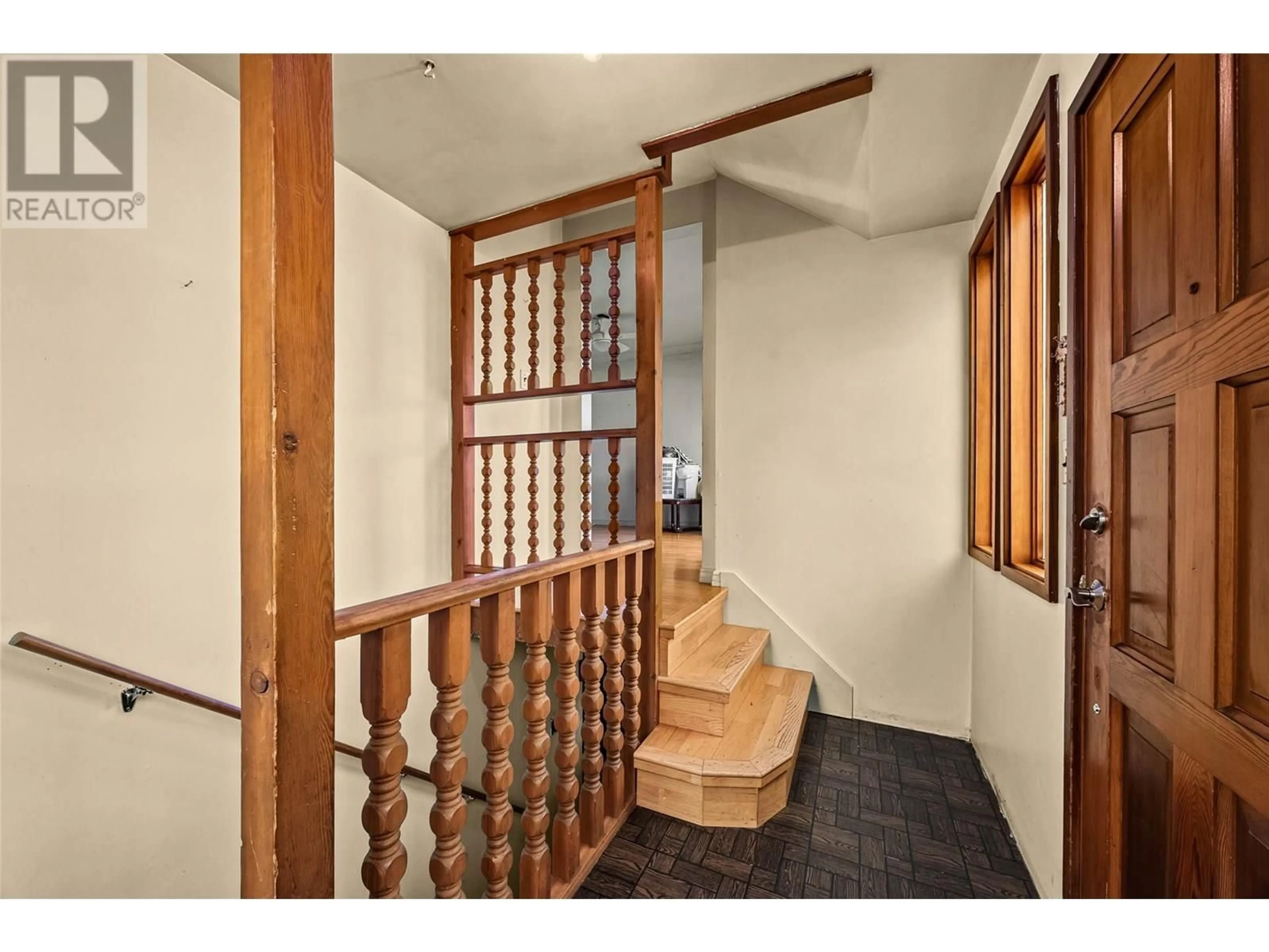Indoor foyer for 935 PINE STREET, Kamloops British Columbia V2C3A3