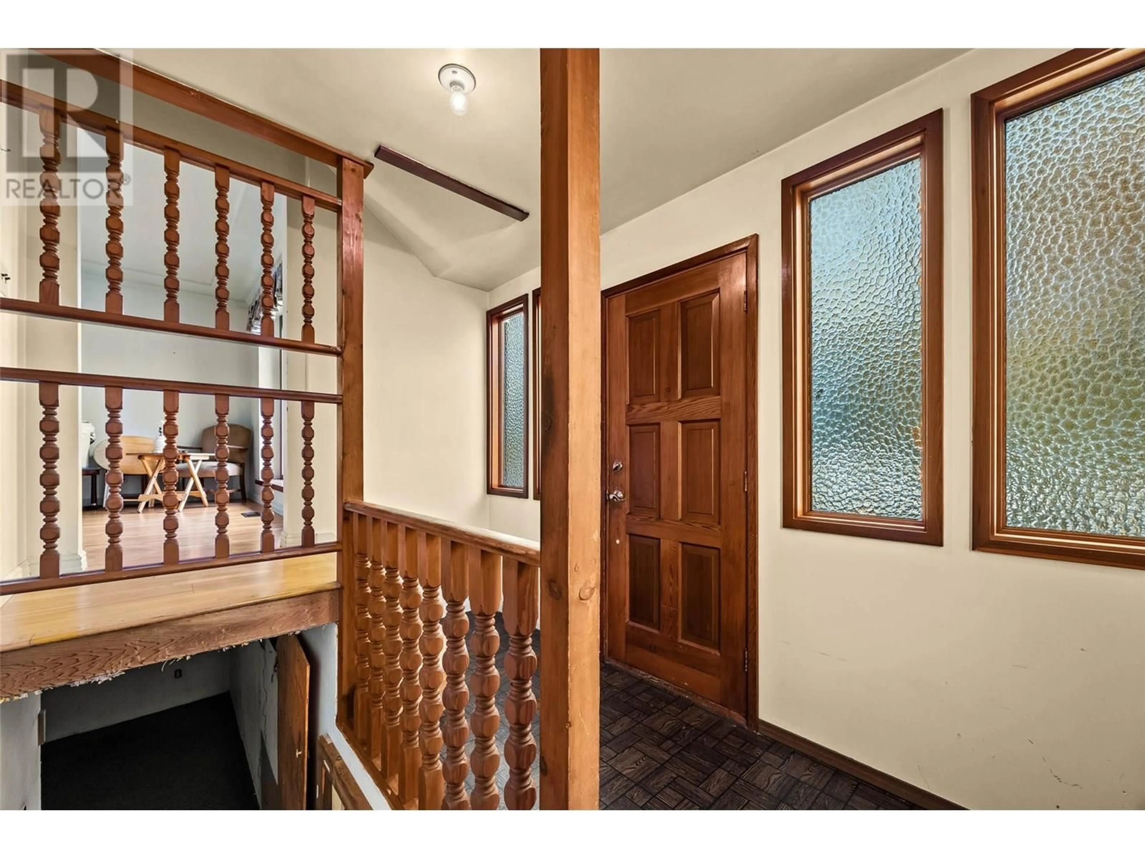 Indoor foyer for 935 PINE STREET, Kamloops British Columbia V2C3A3