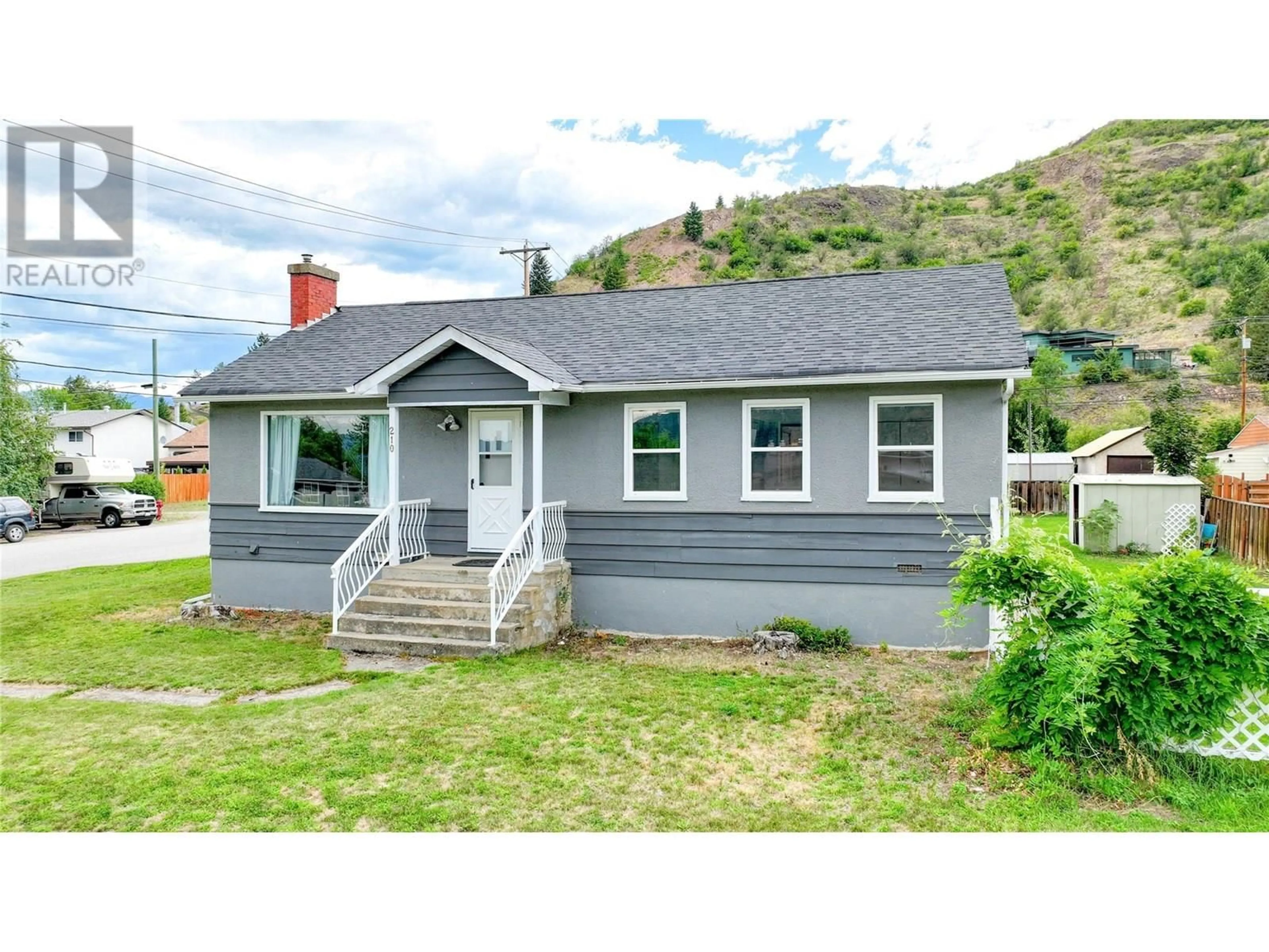 Home with vinyl exterior material, street for 210 9TH AVENUE, Montrose British Columbia V0G1P0
