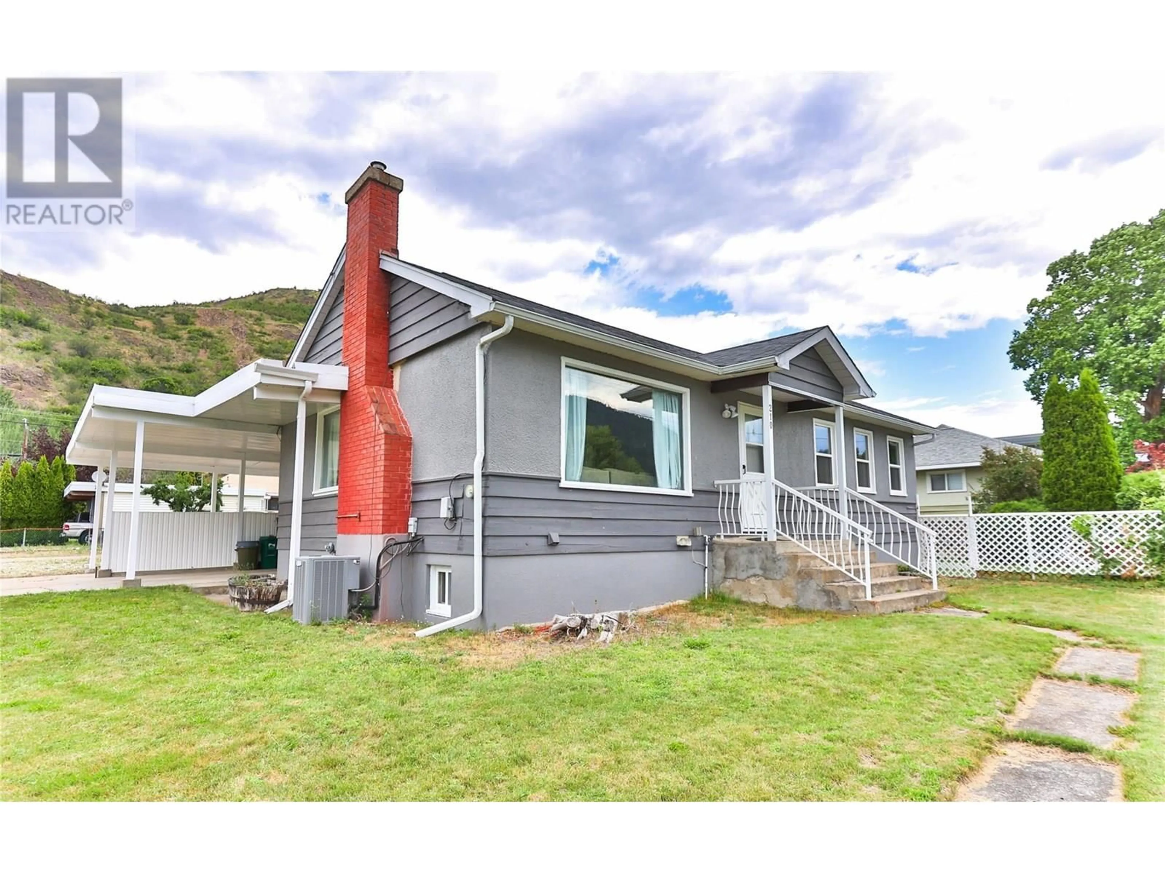 Home with vinyl exterior material, mountain view for 210 9TH AVENUE, Montrose British Columbia V0G1P0