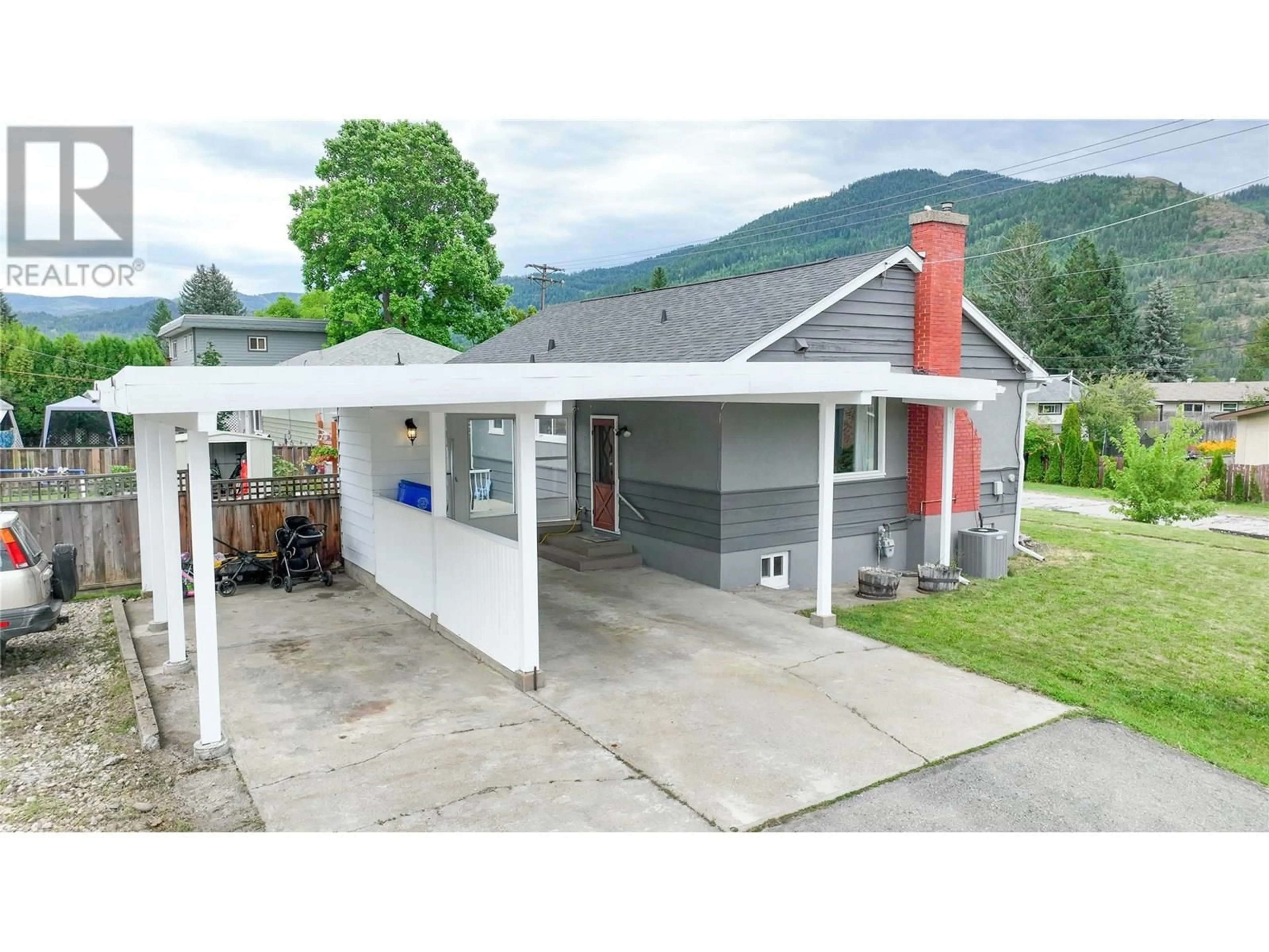 Home with vinyl exterior material, street for 210 9TH AVENUE, Montrose British Columbia V0G1P0