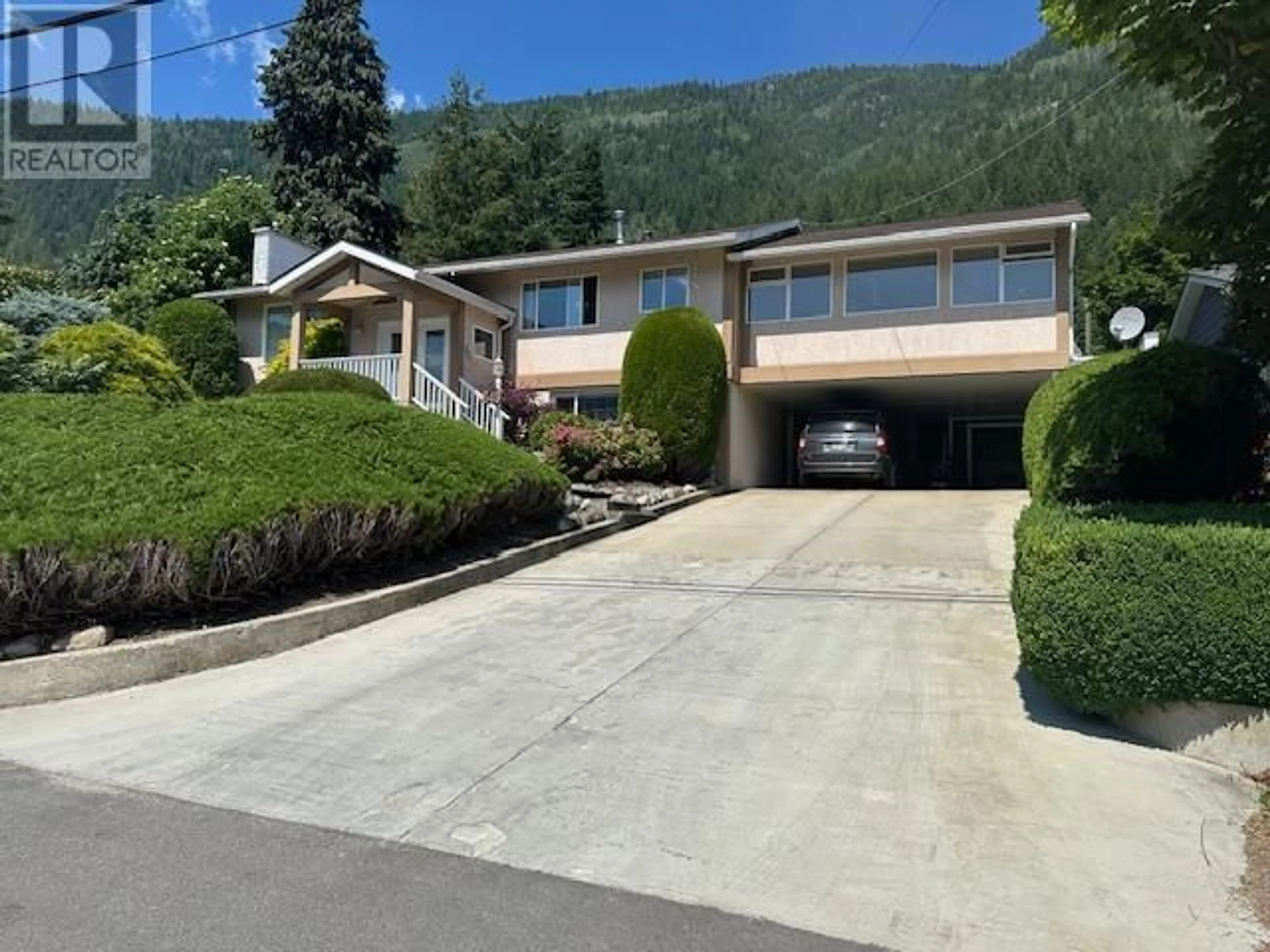 A pic from outside/outdoor area/front of a property/back of a property/a pic from drone, unknown for 649 JOHNSTONE ROAD, Nelson British Columbia V1L6H8