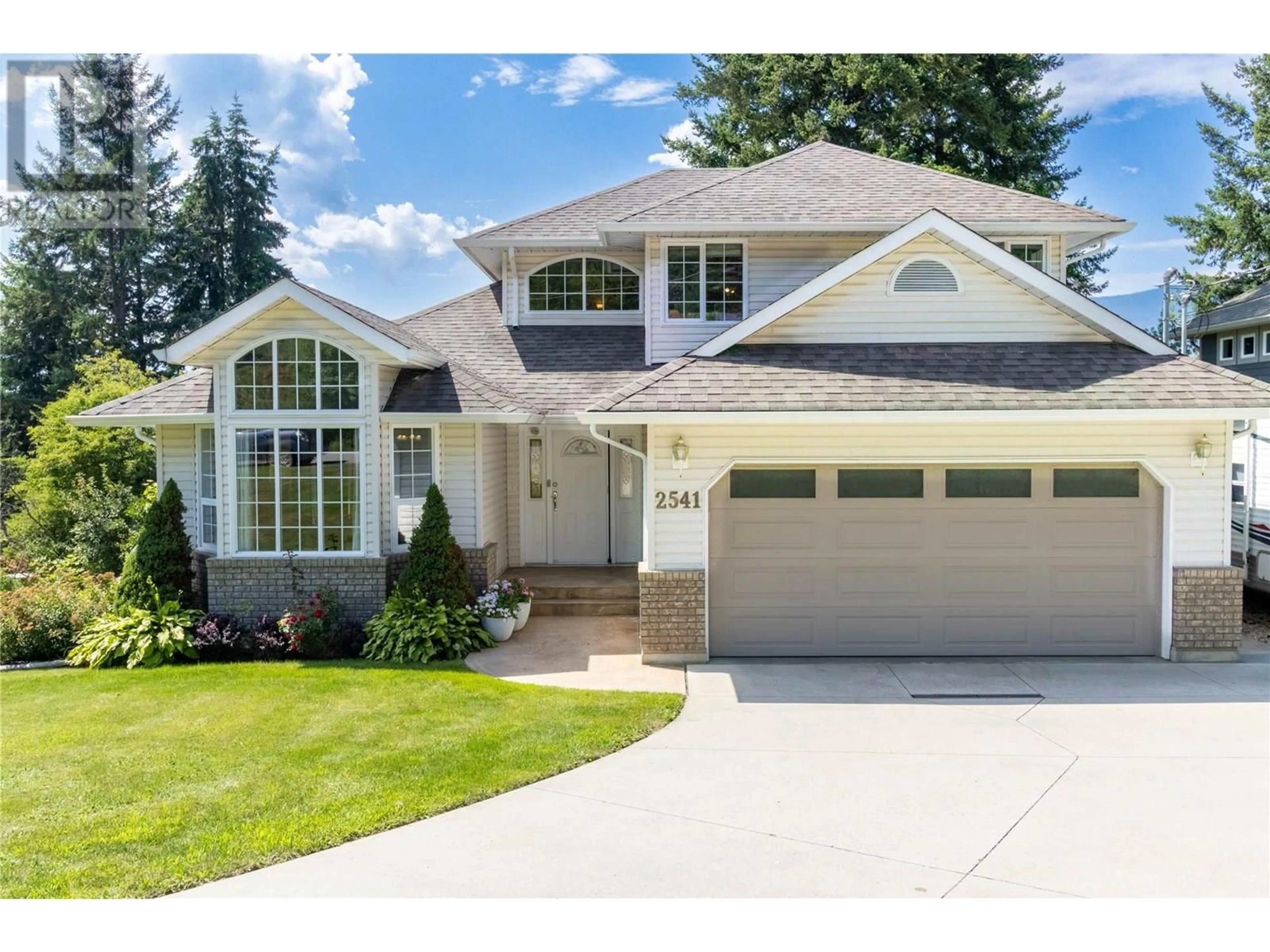 Home with vinyl exterior material, street for 2541 25 STREET NORTHEAST, Salmon Arm British Columbia V1E2Z7
