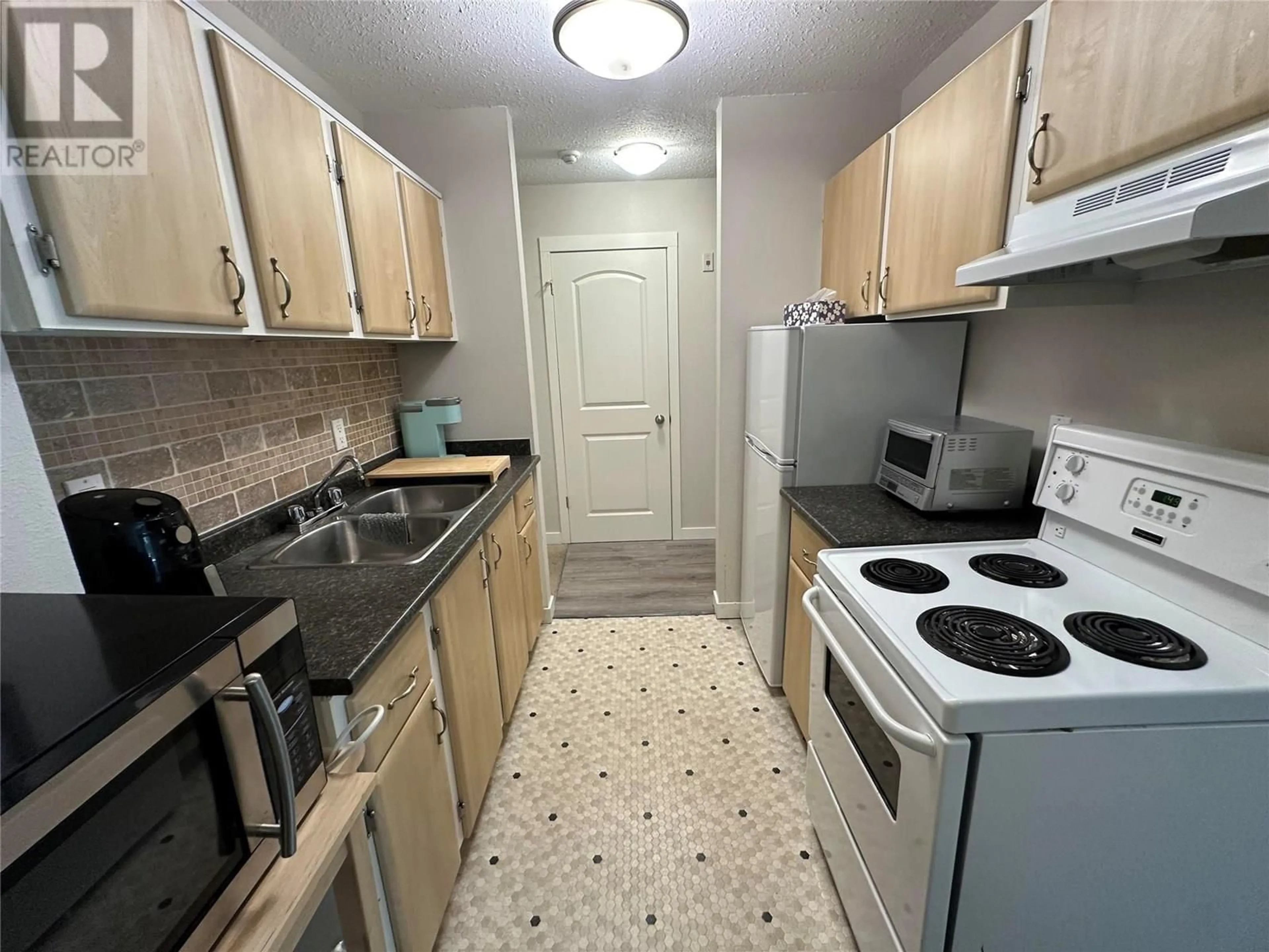 Standard kitchen, unknown for 408 - 555 DALGLEISH DRIVE, Kamloops British Columbia V2C6C7