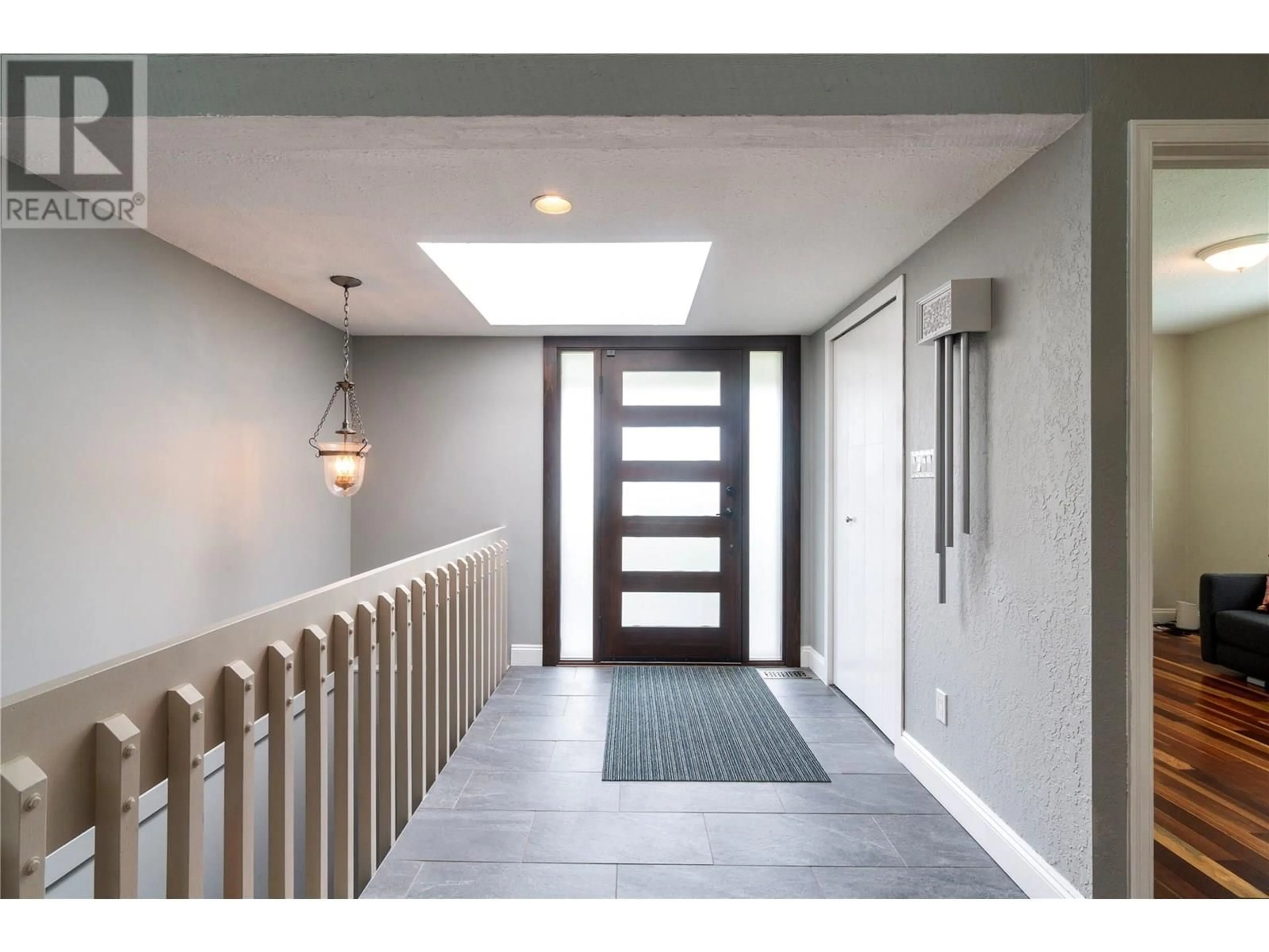 Indoor entryway for 1330 50 AVENUE NORTHEAST, Salmon Arm British Columbia V1E3N1