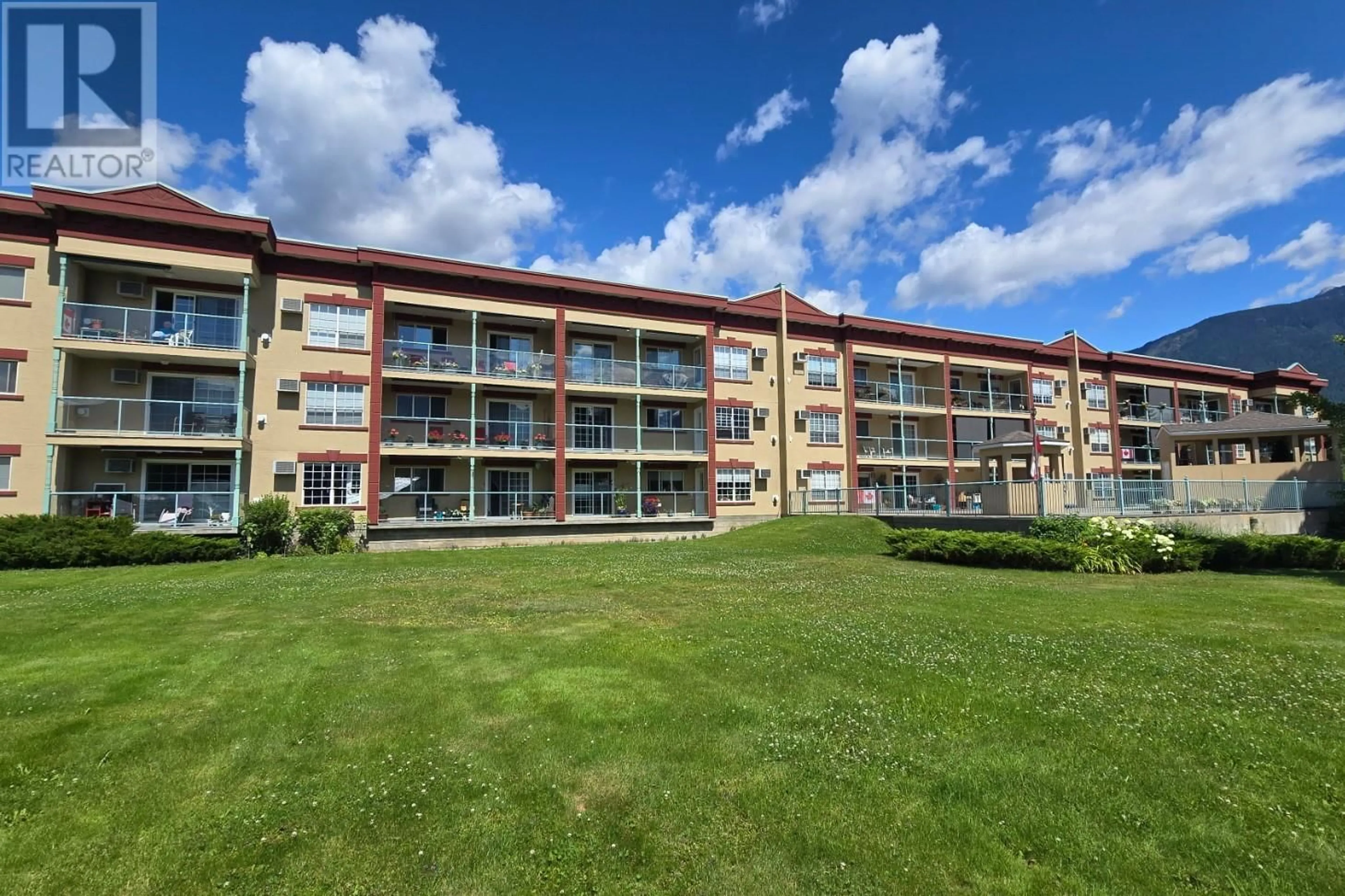Patio, building for 206 - 311 SIXTH STREET EAST, Revelstoke British Columbia V0E2S0