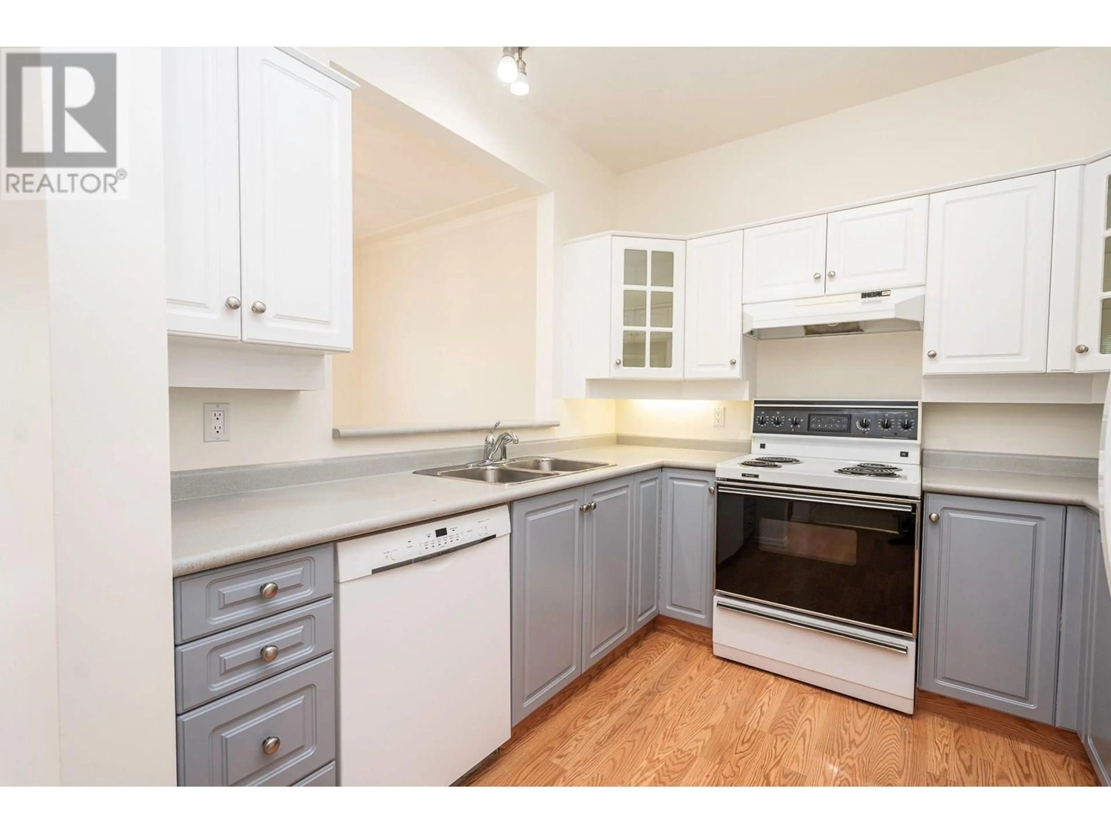 Standard kitchen, unknown for 210 - 877 KLO ROAD, Kelowna British Columbia V1Y9K9