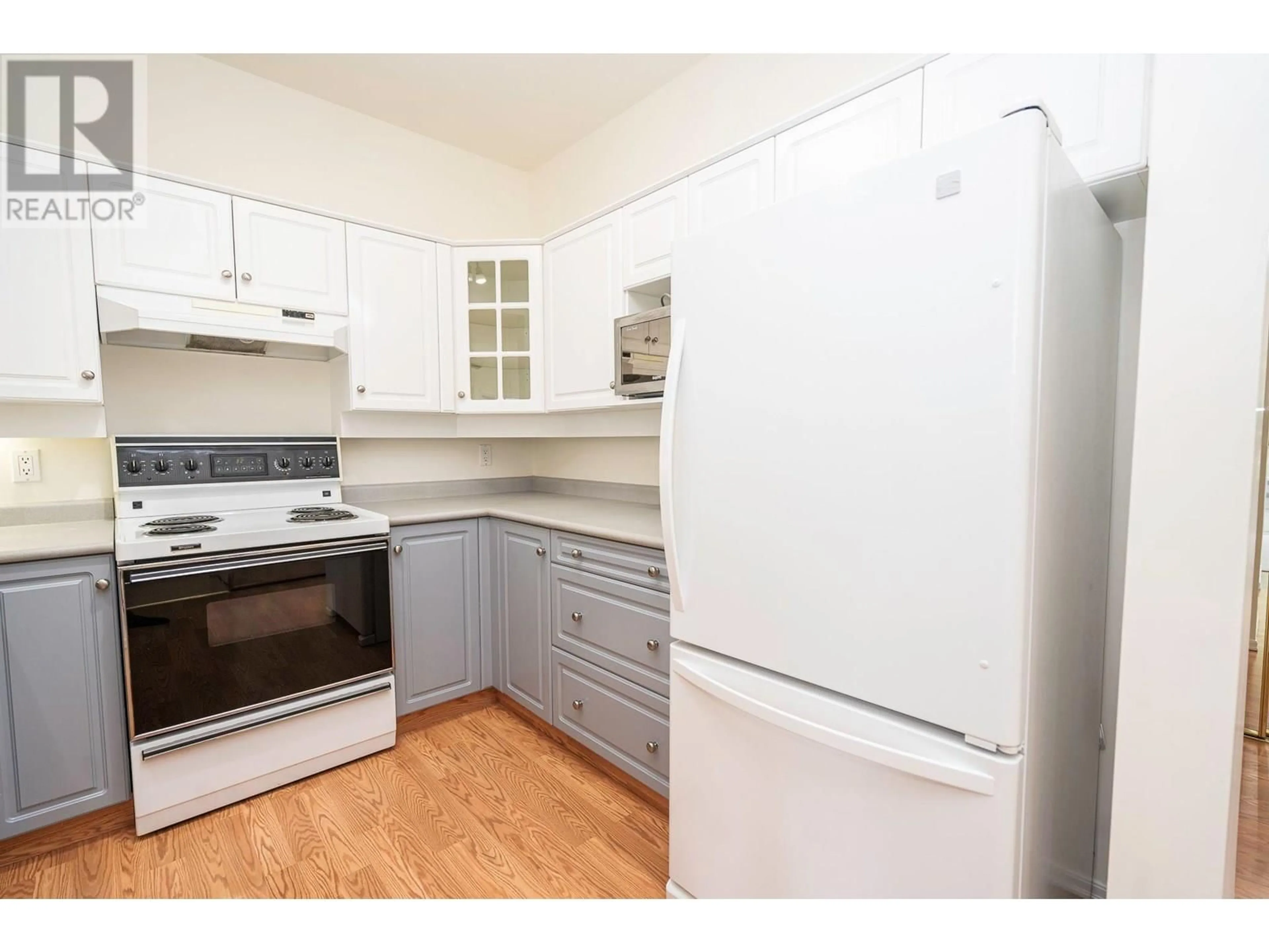 Standard kitchen, wood/laminate floor for 210 - 877 KLO ROAD, Kelowna British Columbia V1Y9K9