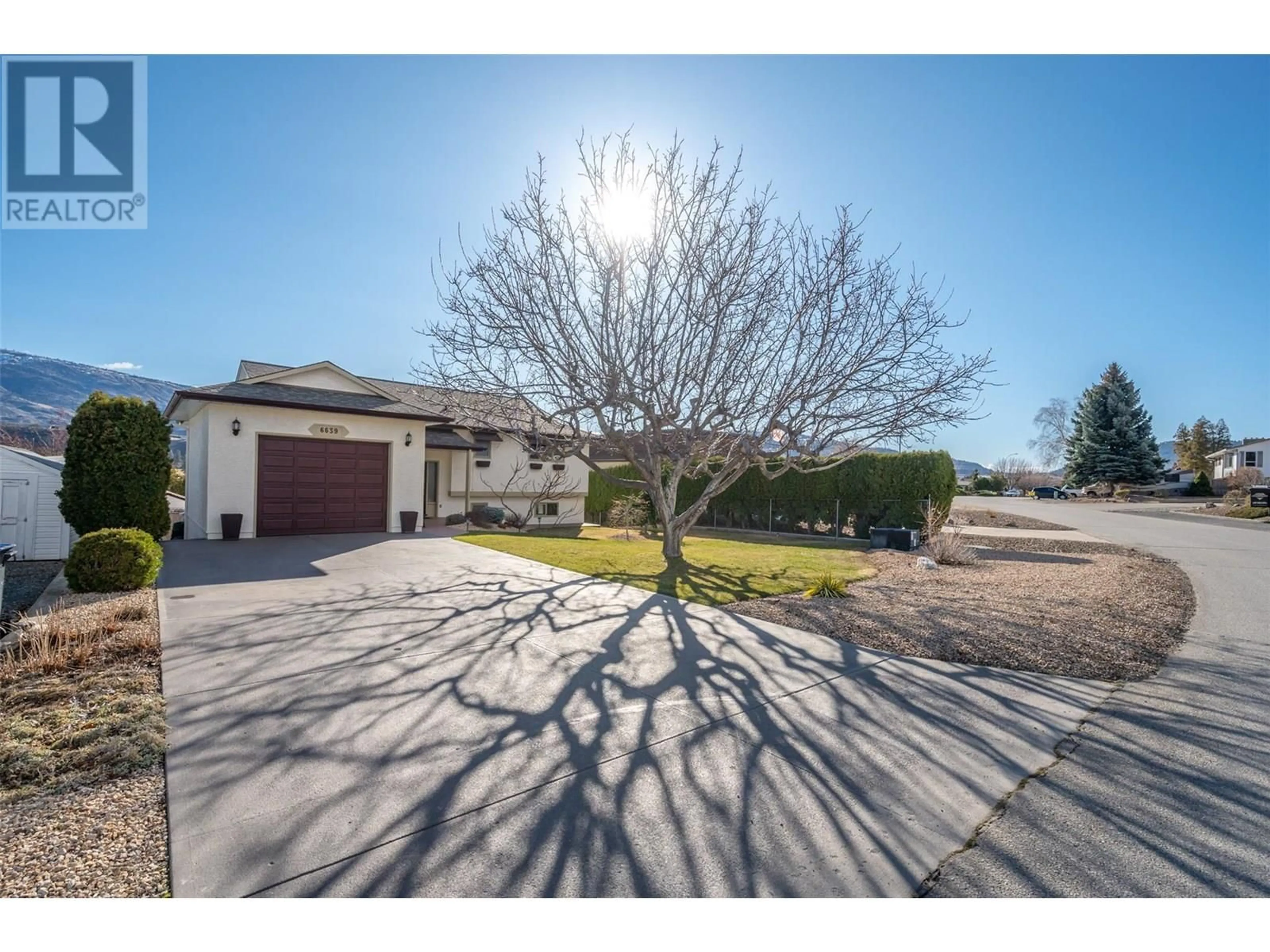 A pic from outside/outdoor area/front of a property/back of a property/a pic from drone, street for 6639 MOUNTAINVIEW DRIVE, Oliver British Columbia V0H1T4