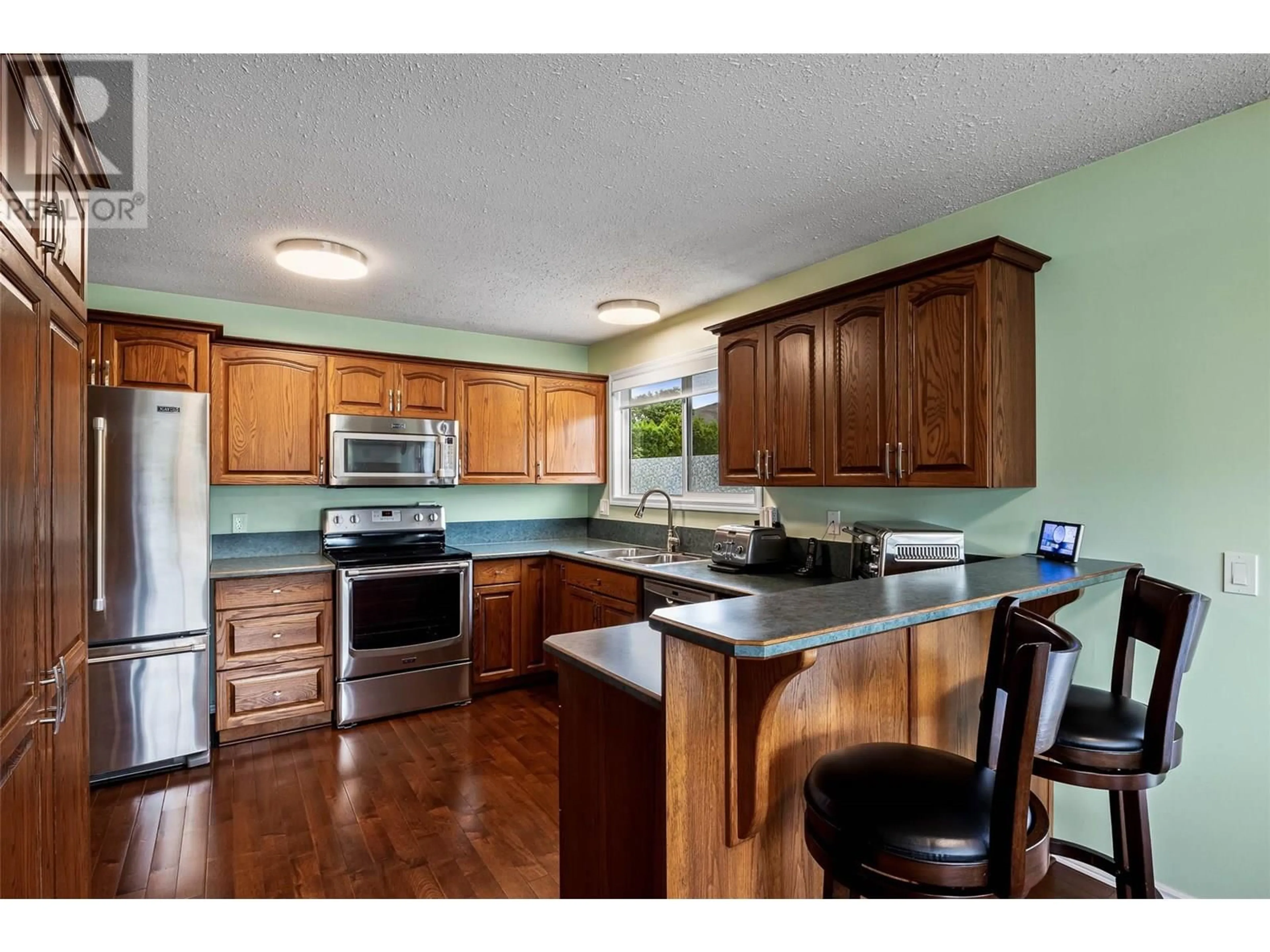 Open concept kitchen, wood/laminate floor for 1591 SOUTHVIEW TERRACE, Kamloops British Columbia V2B7R3