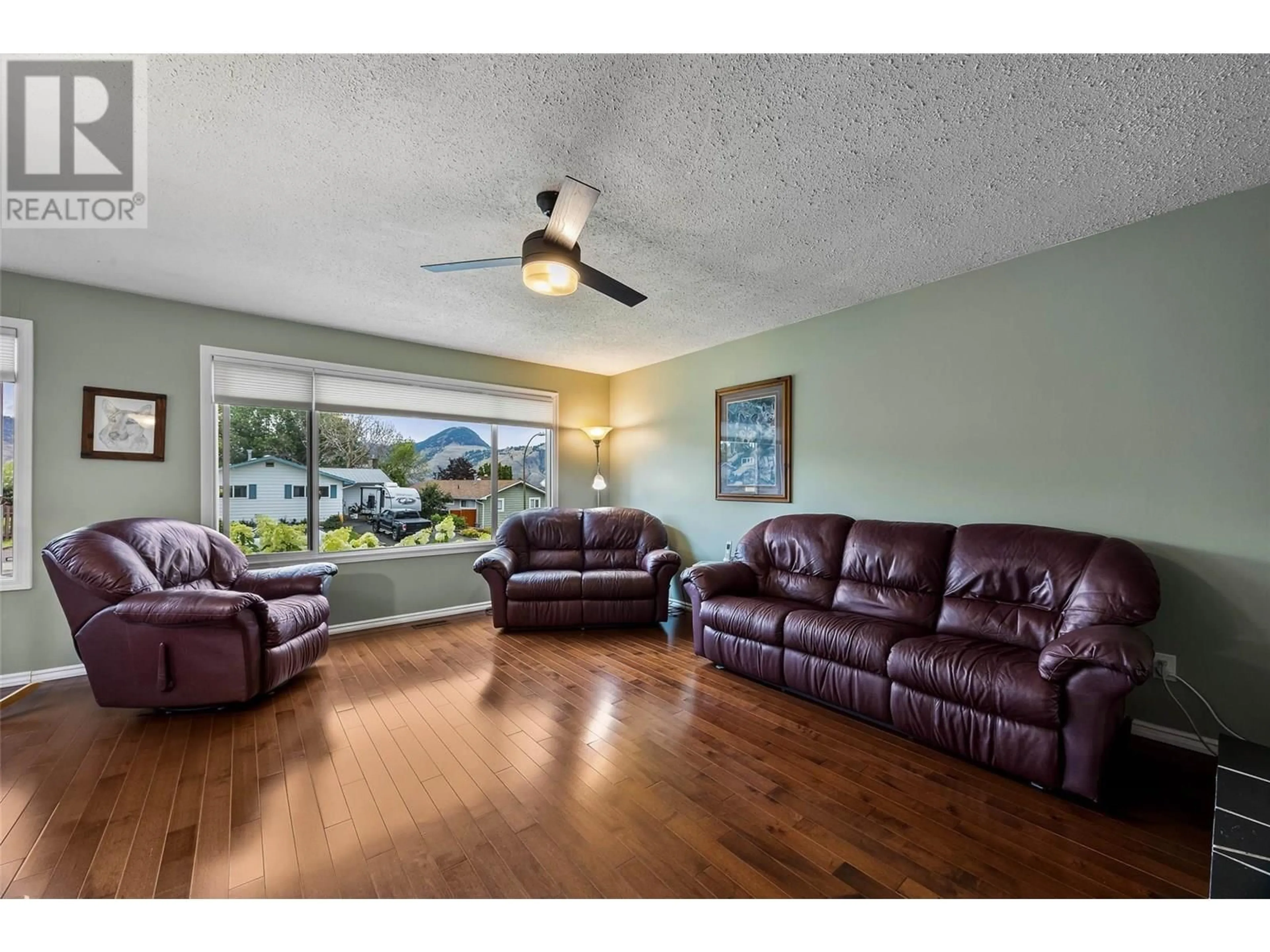 Living room with furniture, wood/laminate floor for 1591 SOUTHVIEW TERRACE, Kamloops British Columbia V2B7R3