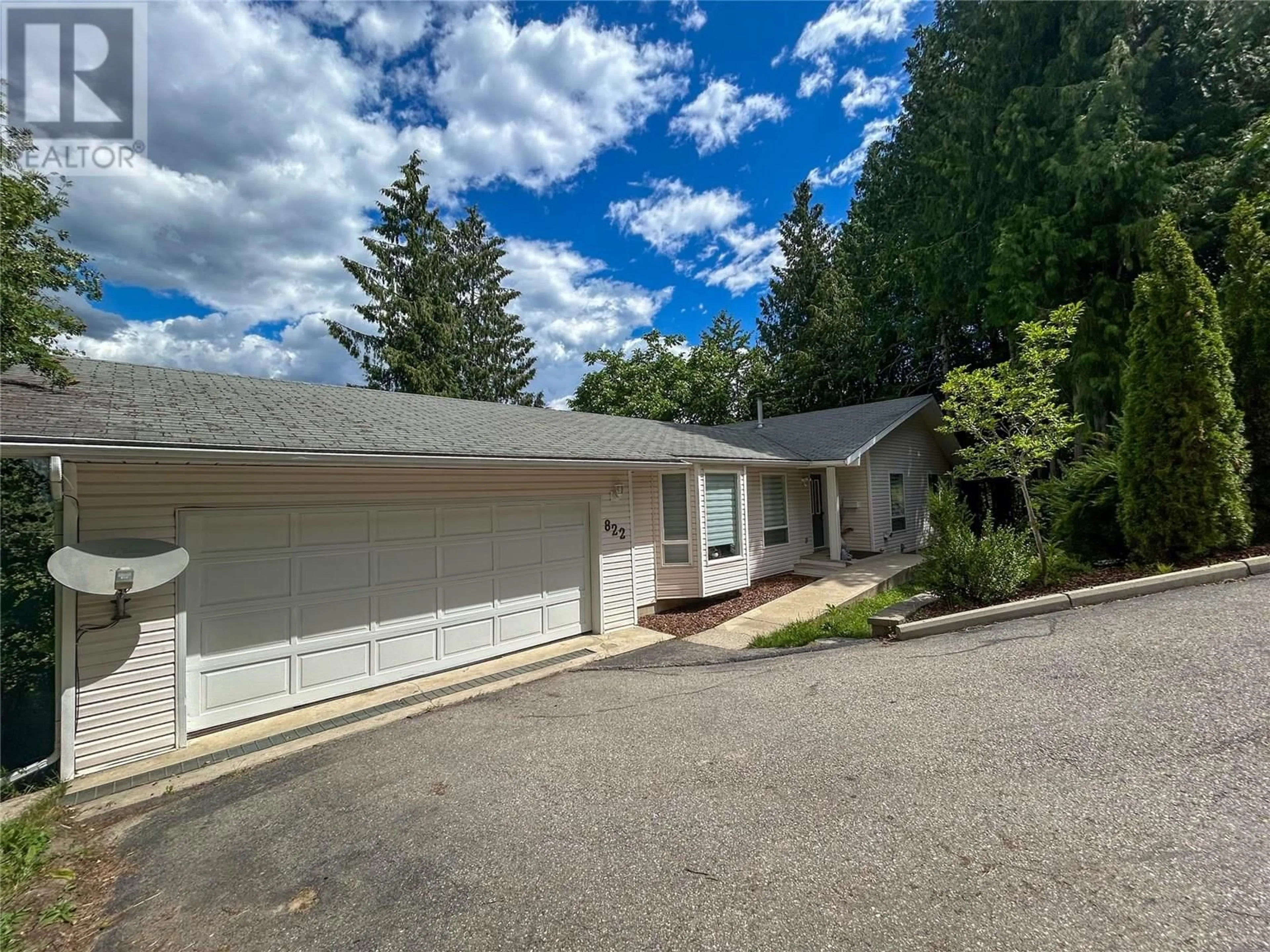 A pic from outside/outdoor area/front of a property/back of a property/a pic from drone, street for 822 RICHARDS WEST STREET, Nelson British Columbia V1L6E3