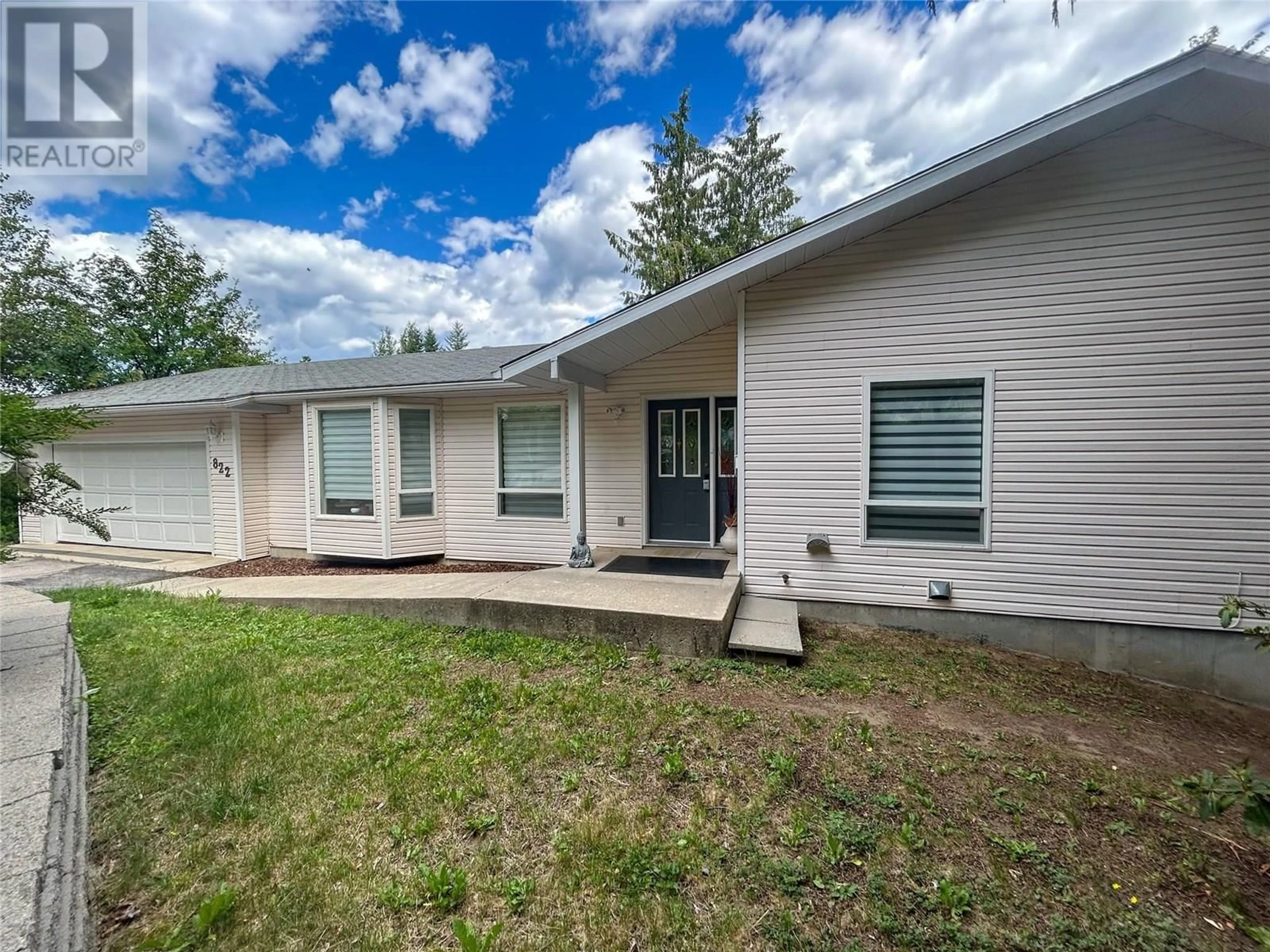 Home with vinyl exterior material, street for 822 RICHARDS WEST STREET, Nelson British Columbia V1L6E3