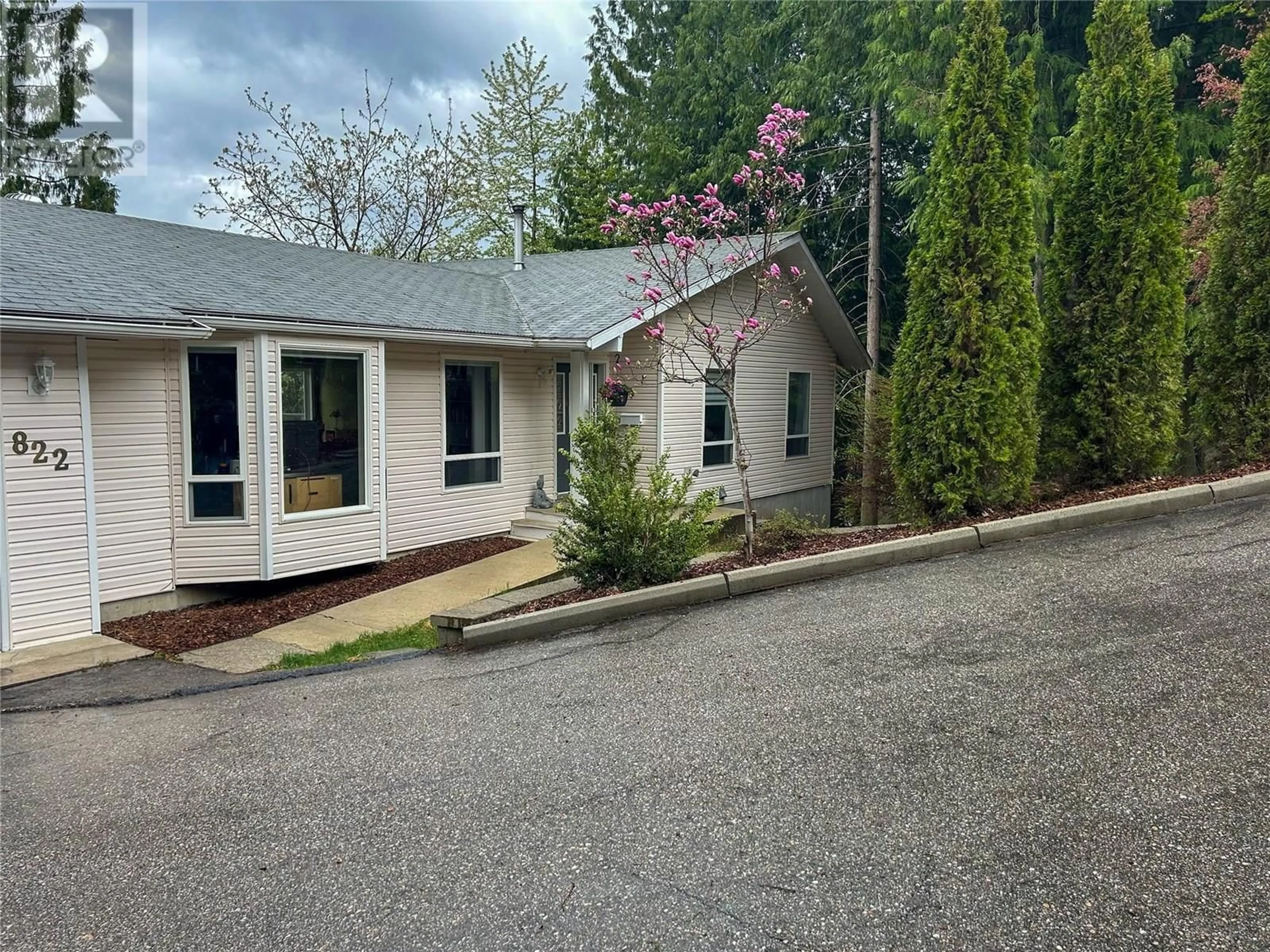 A pic from outside/outdoor area/front of a property/back of a property/a pic from drone, street for 822 RICHARDS WEST STREET, Nelson British Columbia V1L6E3