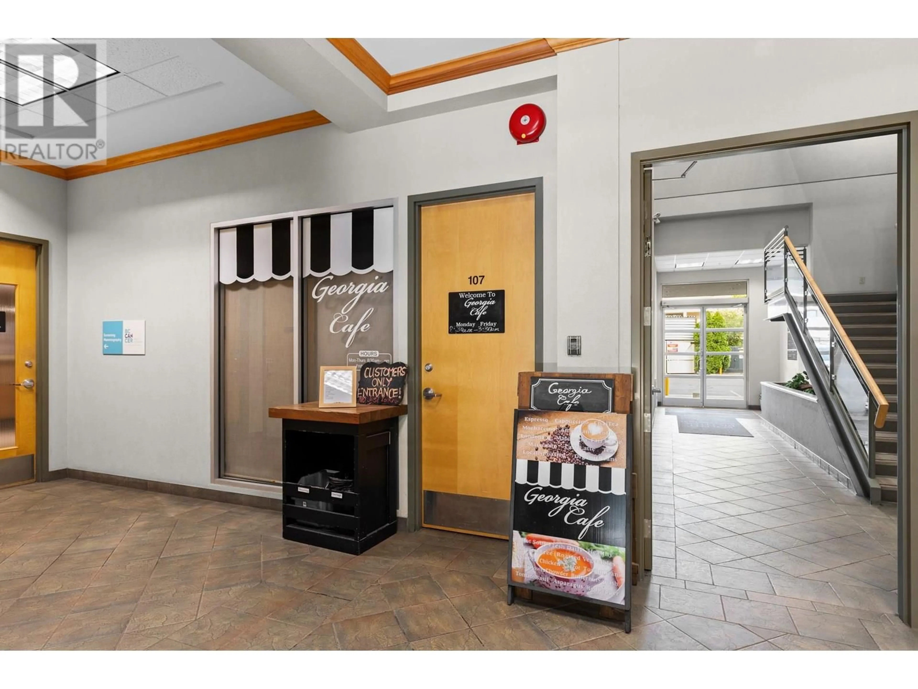 Indoor foyer for 107 - 3330 RICHTER STREET, Kelowna British Columbia V1W4V5