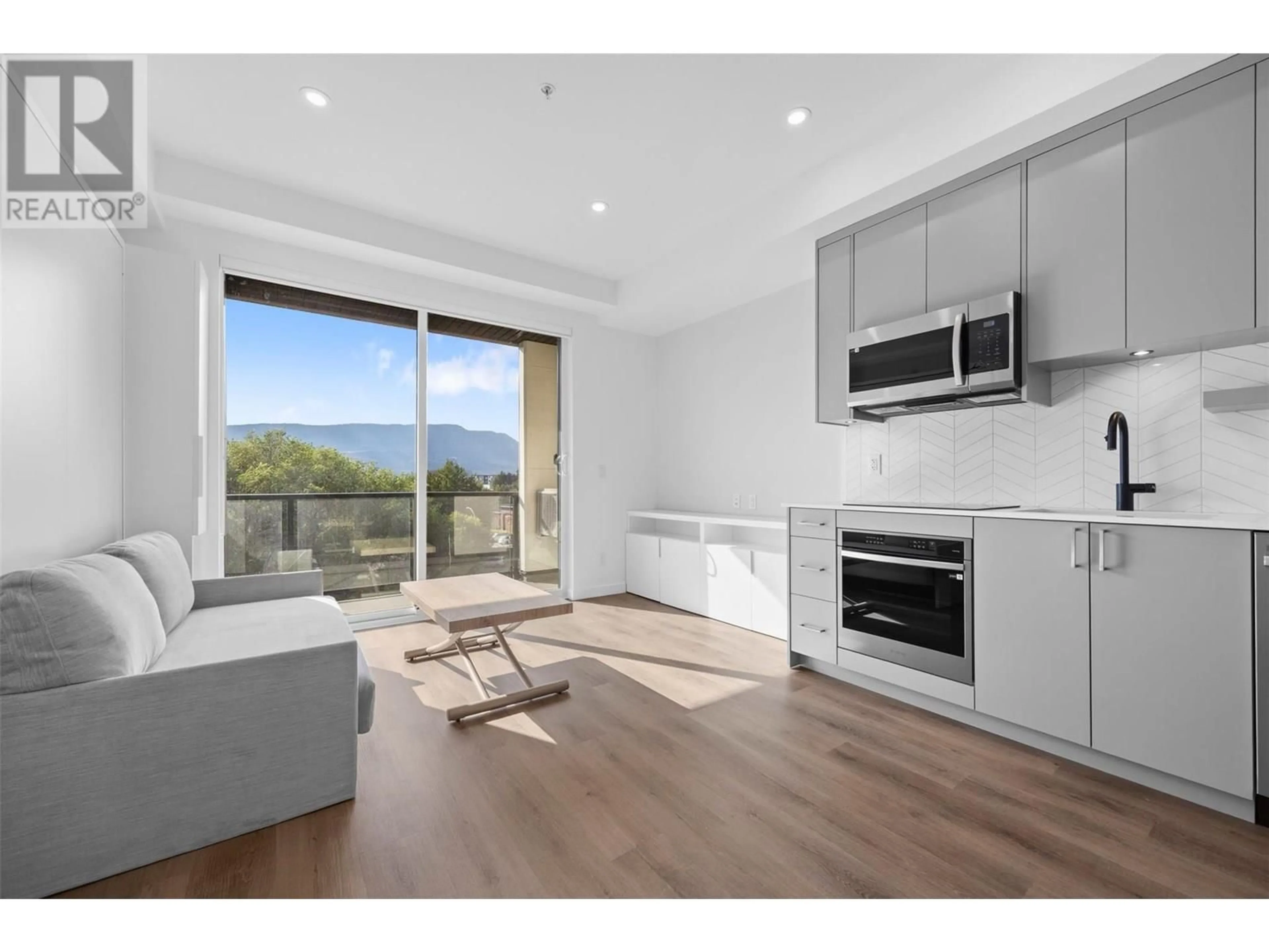 Open concept kitchen, wood/laminate floor for 411 - 1274 DEVONSHIRE AVENUE, Kelowna British Columbia V1Y6B7
