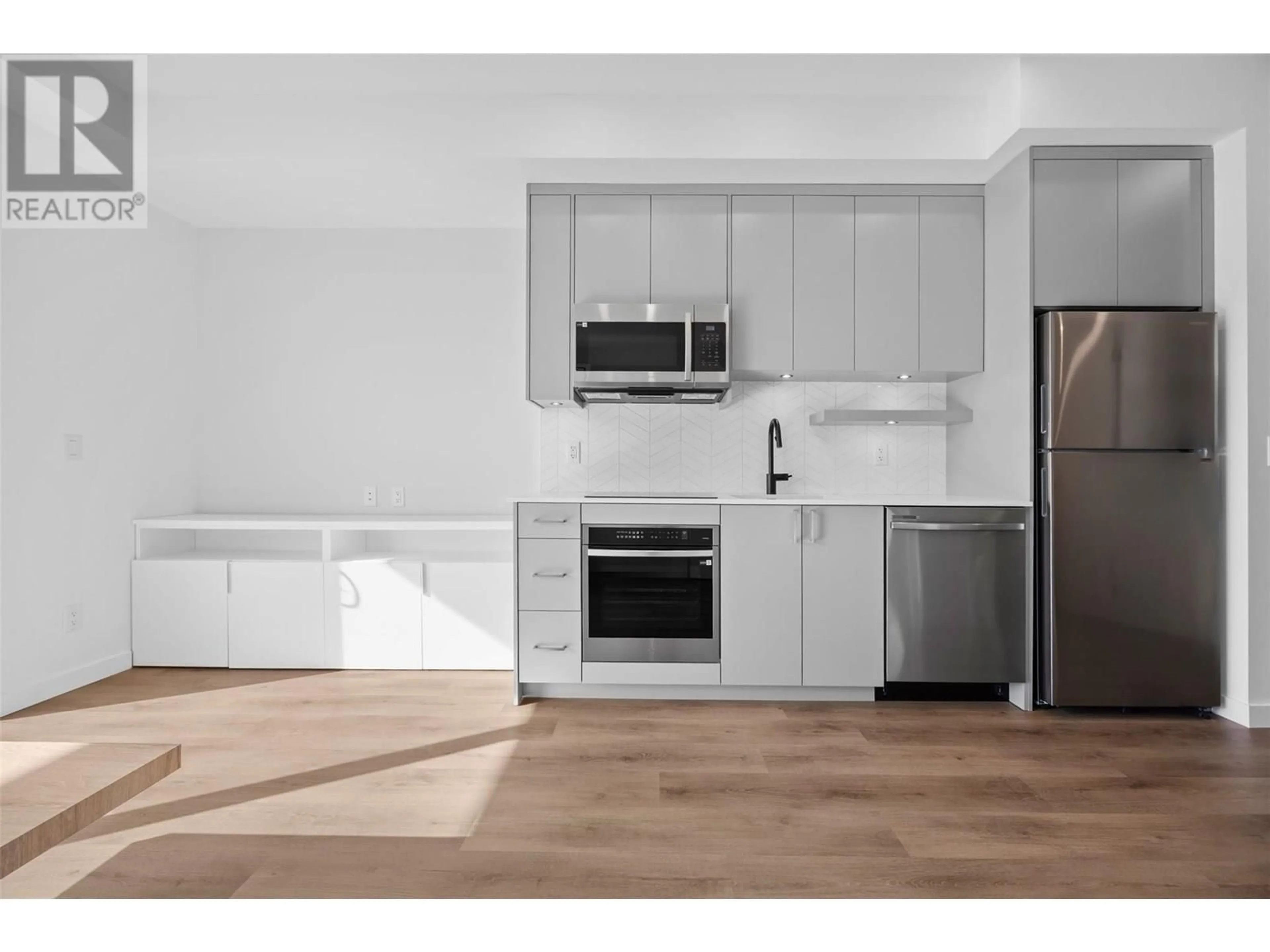 Standard kitchen, wood/laminate floor for 411 - 1274 DEVONSHIRE AVENUE, Kelowna British Columbia V1Y6B7