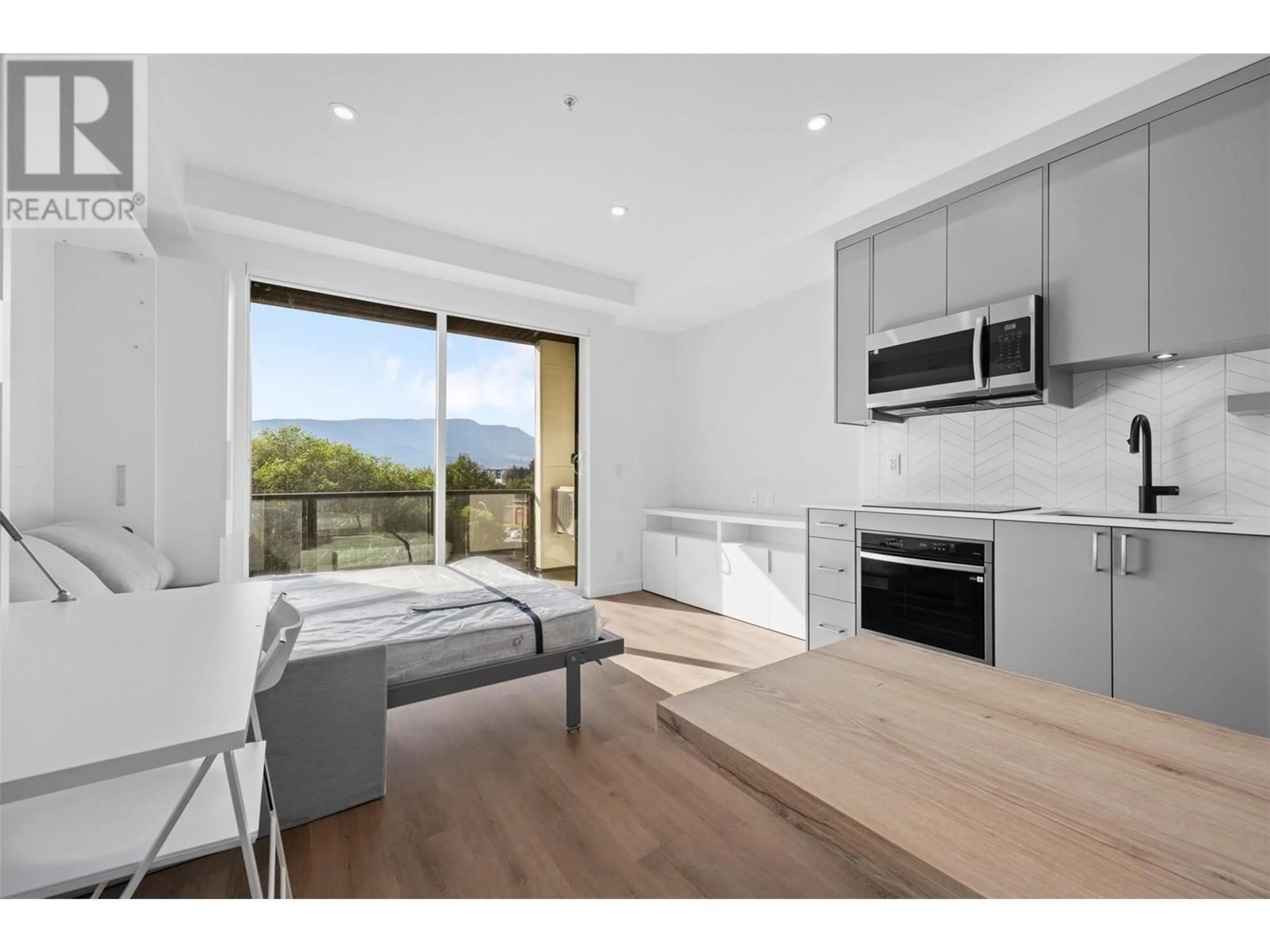 Open concept kitchen, wood/laminate floor for 411 - 1274 DEVONSHIRE AVENUE, Kelowna British Columbia V1Y6B7
