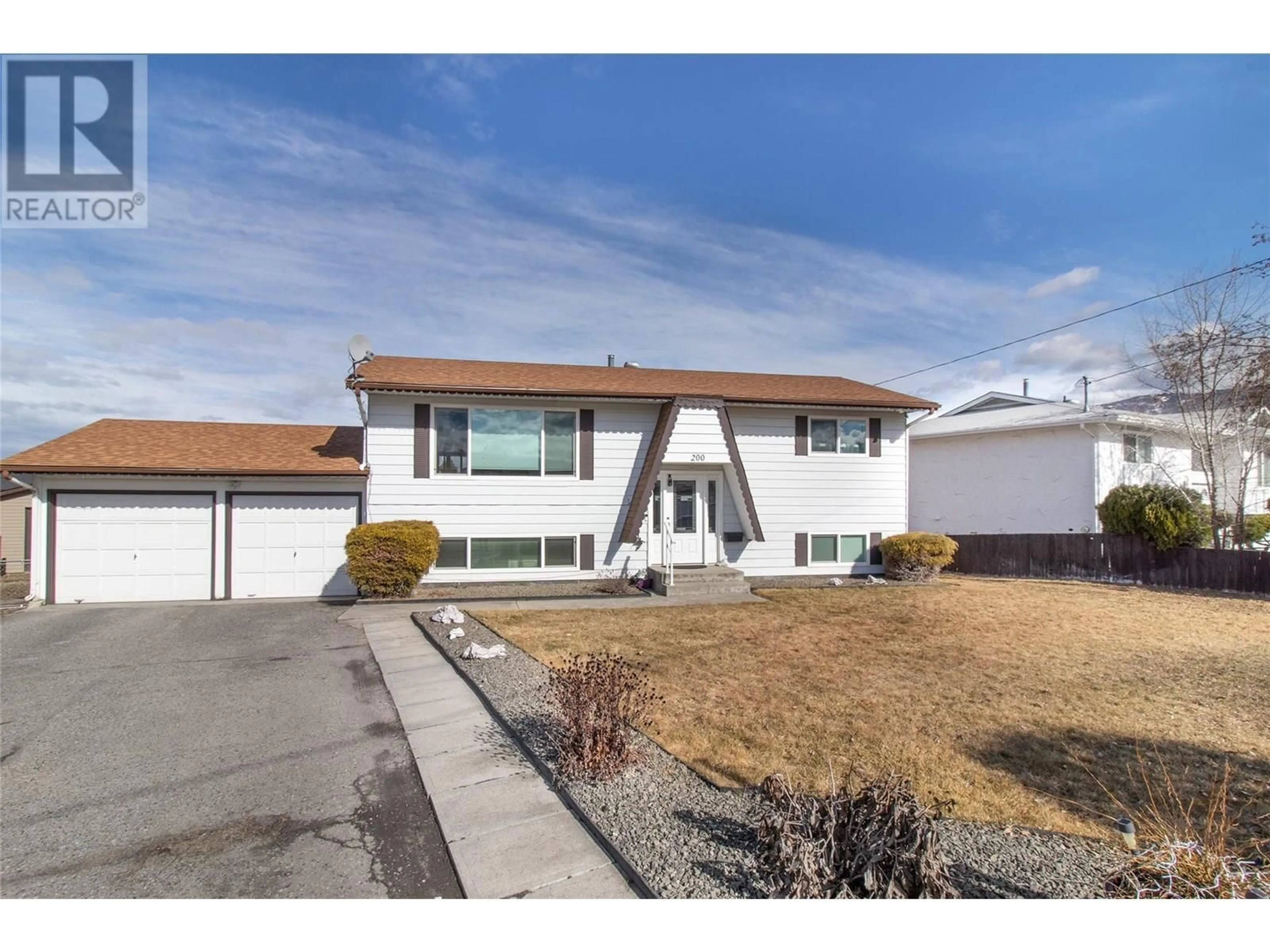 Home with vinyl exterior material, street for 200 JUPITER ROAD, Kelowna British Columbia V1X5W5