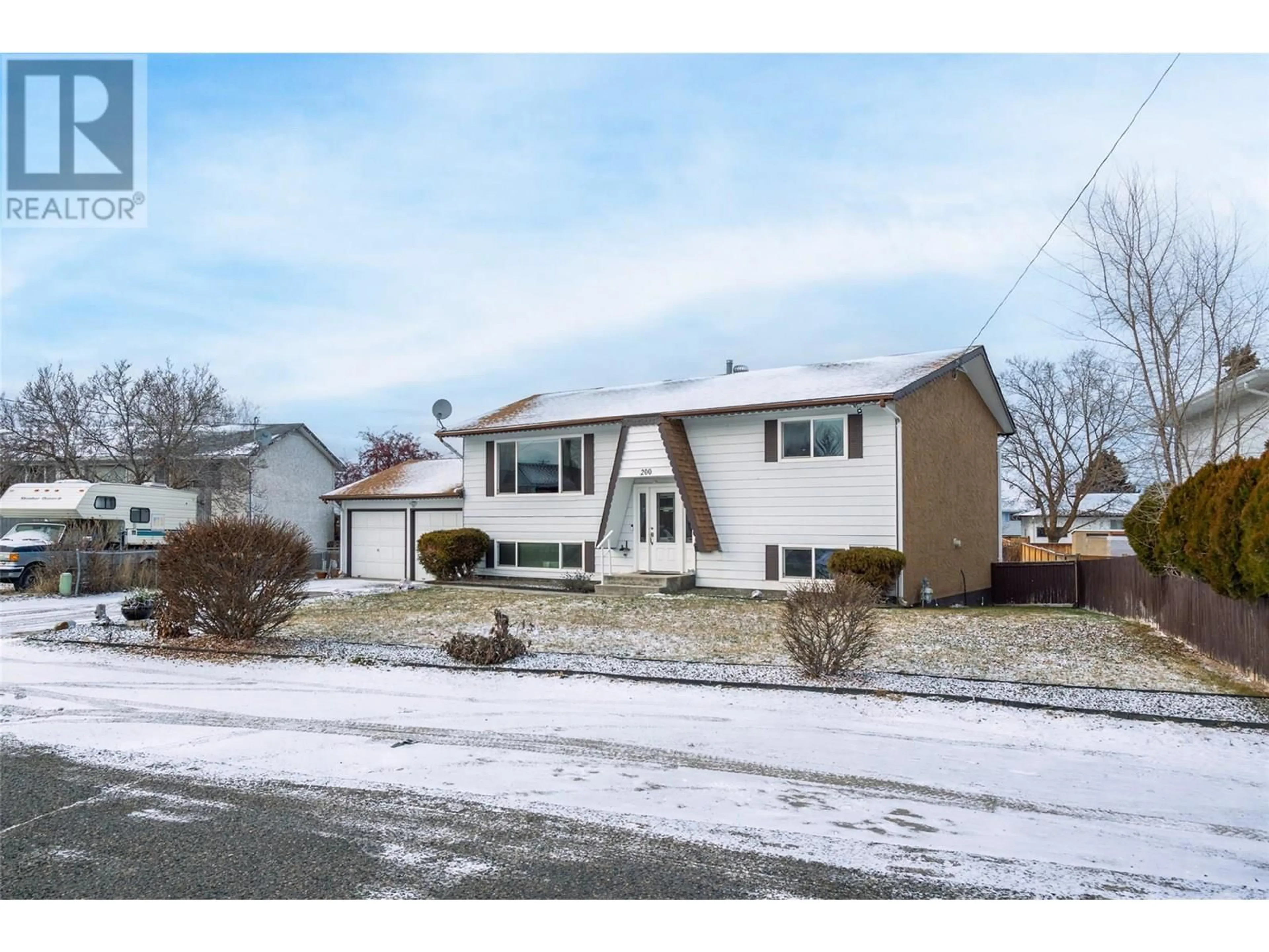 Home with vinyl exterior material, street for 200 JUPITER ROAD, Kelowna British Columbia V1X5W5