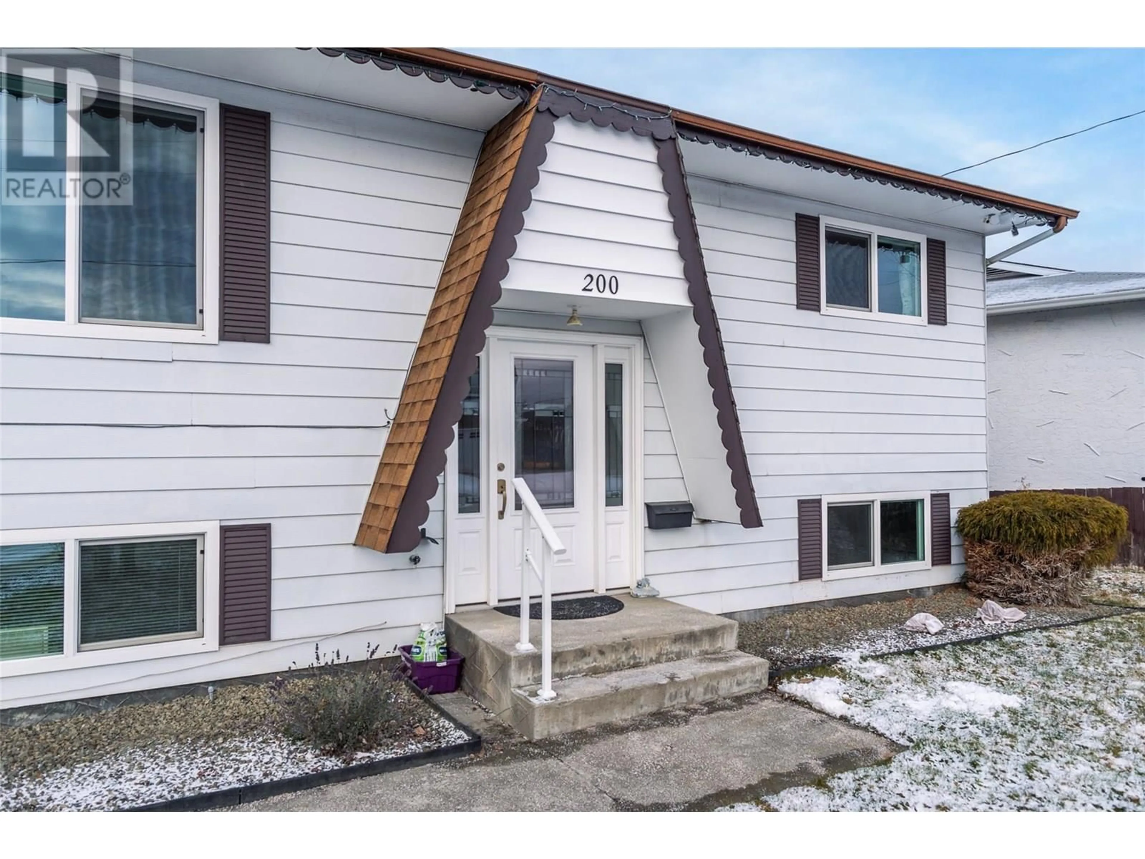 Home with vinyl exterior material, street for 200 JUPITER ROAD, Kelowna British Columbia V1X5W5