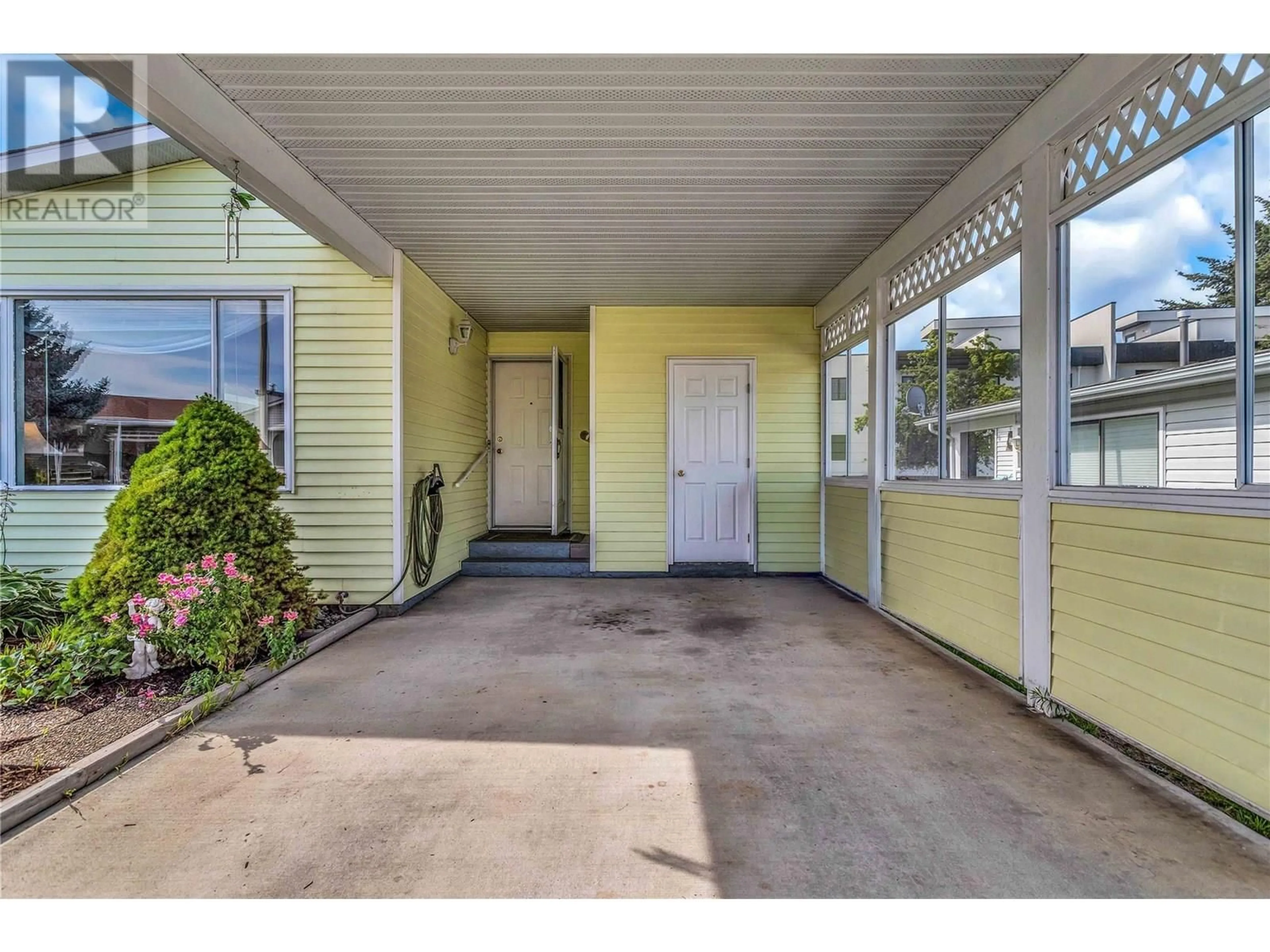 Indoor entryway for 179 - 1255 RAYMER AVENUE, Kelowna British Columbia V1W3S3
