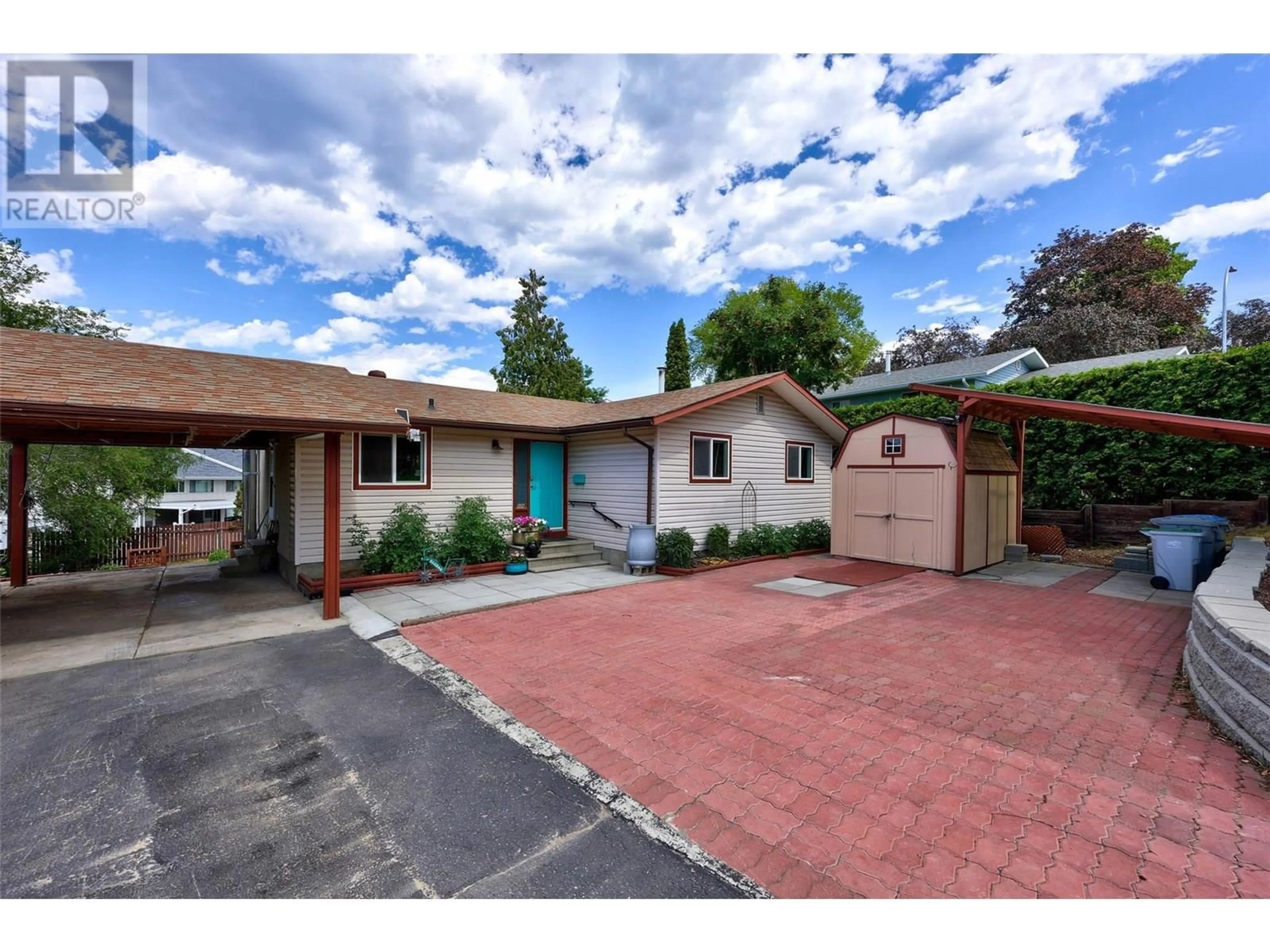 A pic from outside/outdoor area/front of a property/back of a property/a pic from drone, street for 804 GLENESK PLACE, Kamloops British Columbia V2E1P6