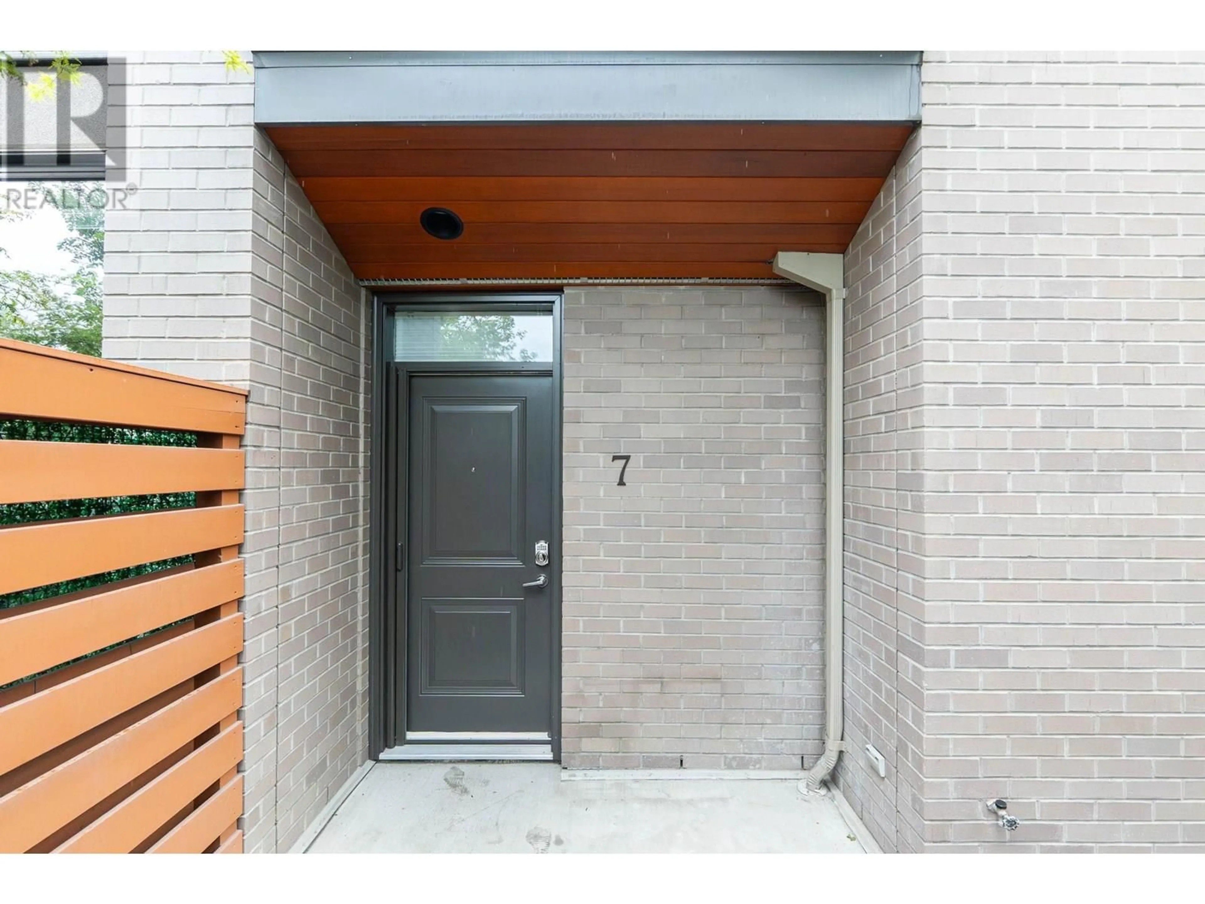 Indoor entryway for 7 - 1550 DICKSON AVENUE, Kelowna British Columbia V1Y9Y8