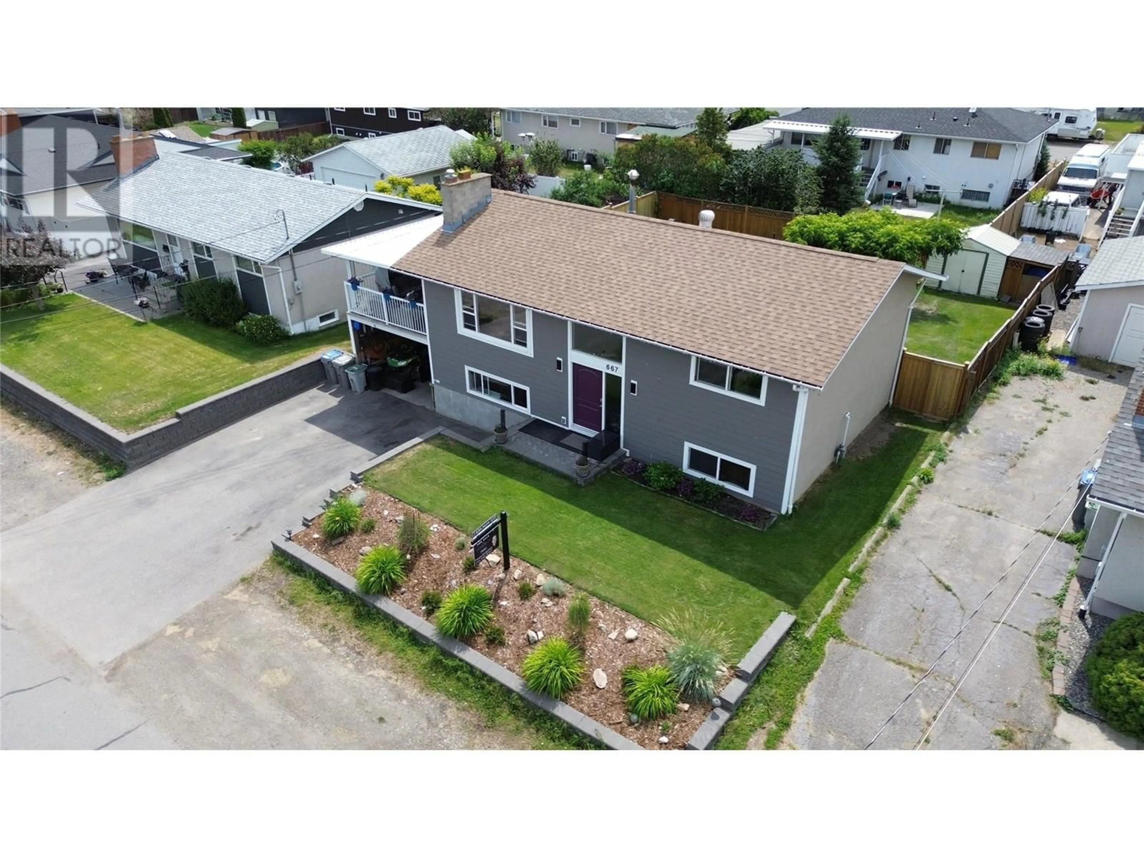 A pic from outside/outdoor area/front of a property/back of a property/a pic from drone, street for 667 CUMBERLAND AVENUE, Kamloops British Columbia V2B1Z1