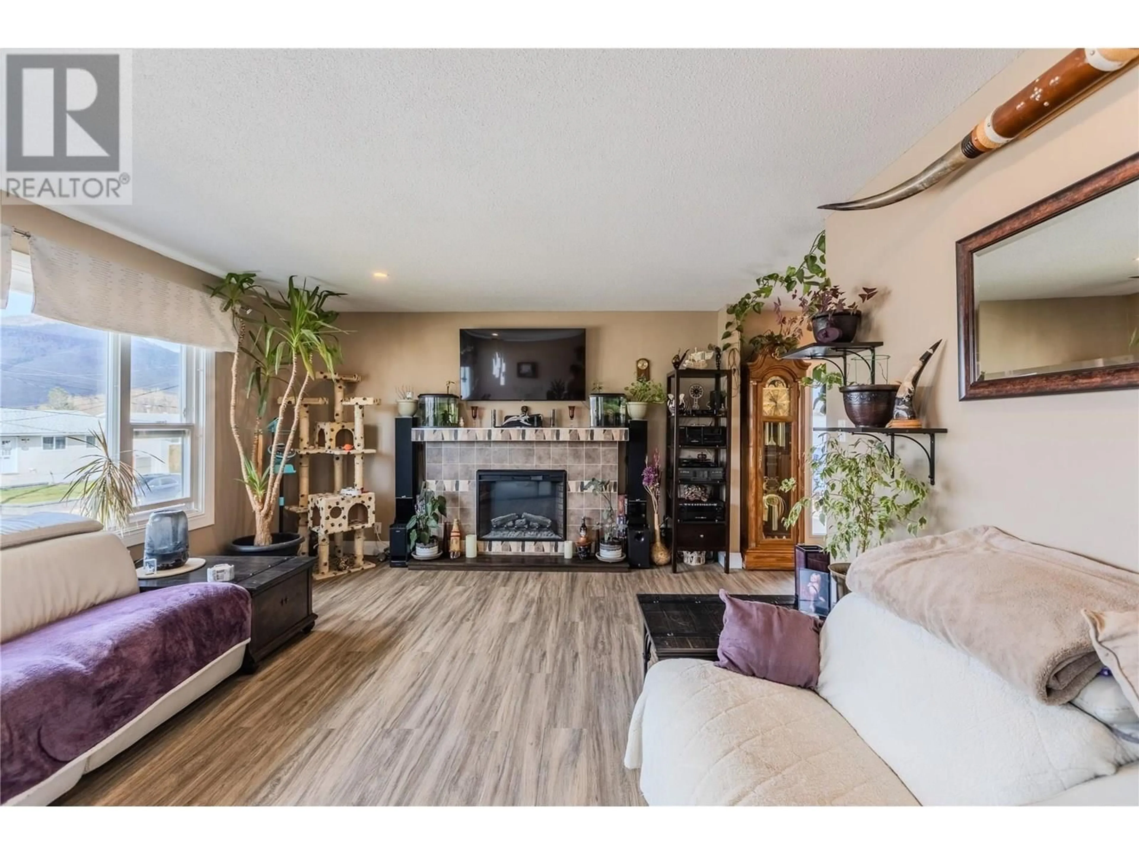 Living room with furniture, wood/laminate floor for 667 CUMBERLAND AVENUE, Kamloops British Columbia V2B1Z1