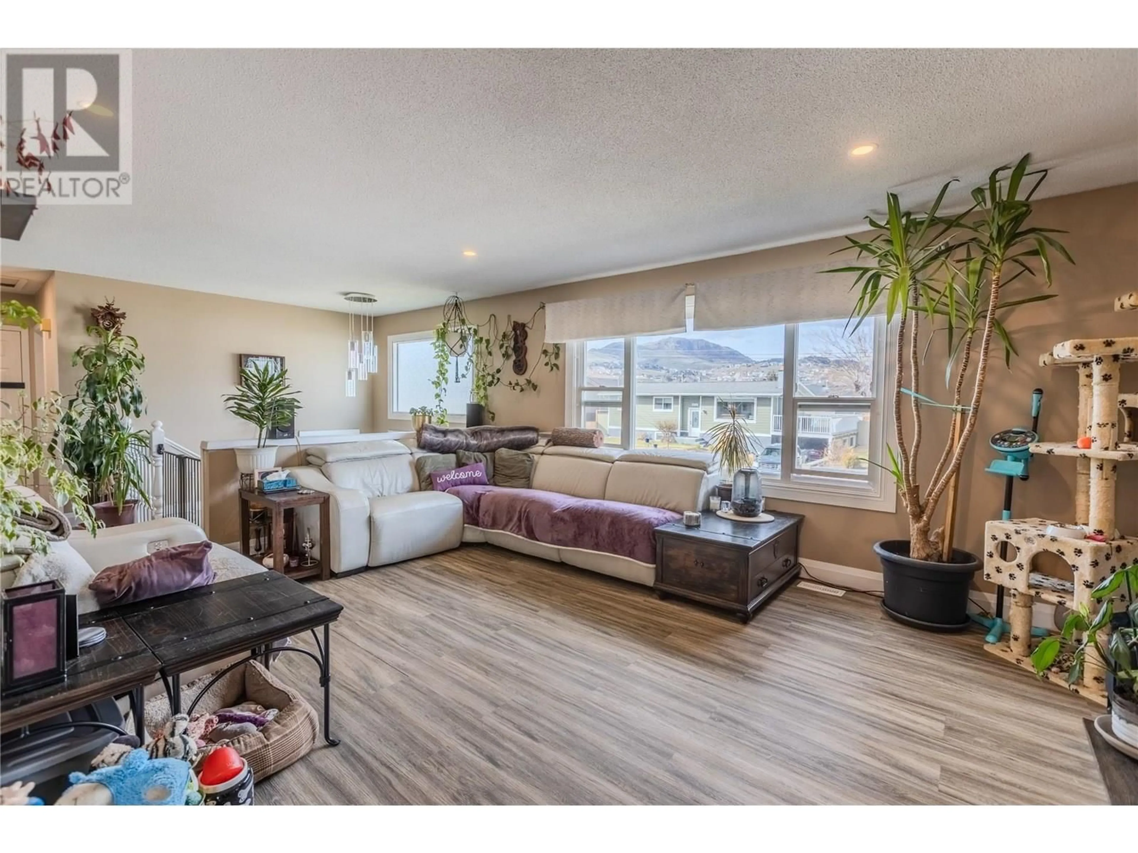 Living room with furniture, wood/laminate floor for 667 CUMBERLAND AVENUE, Kamloops British Columbia V2B1Z1
