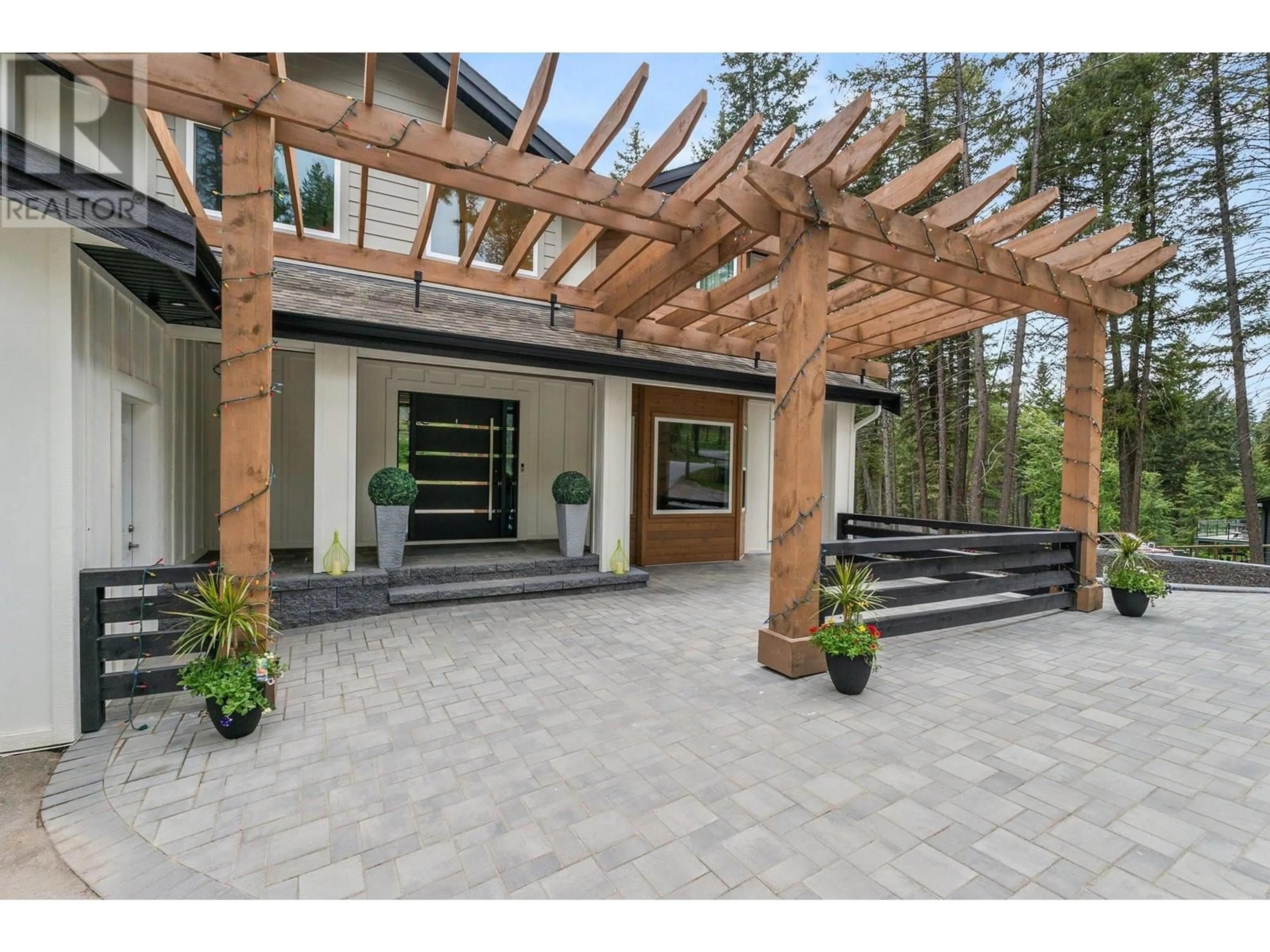 Indoor entryway for 7967 FALCON RIDGE CRESCENT, Kelowna British Columbia V1P1J2