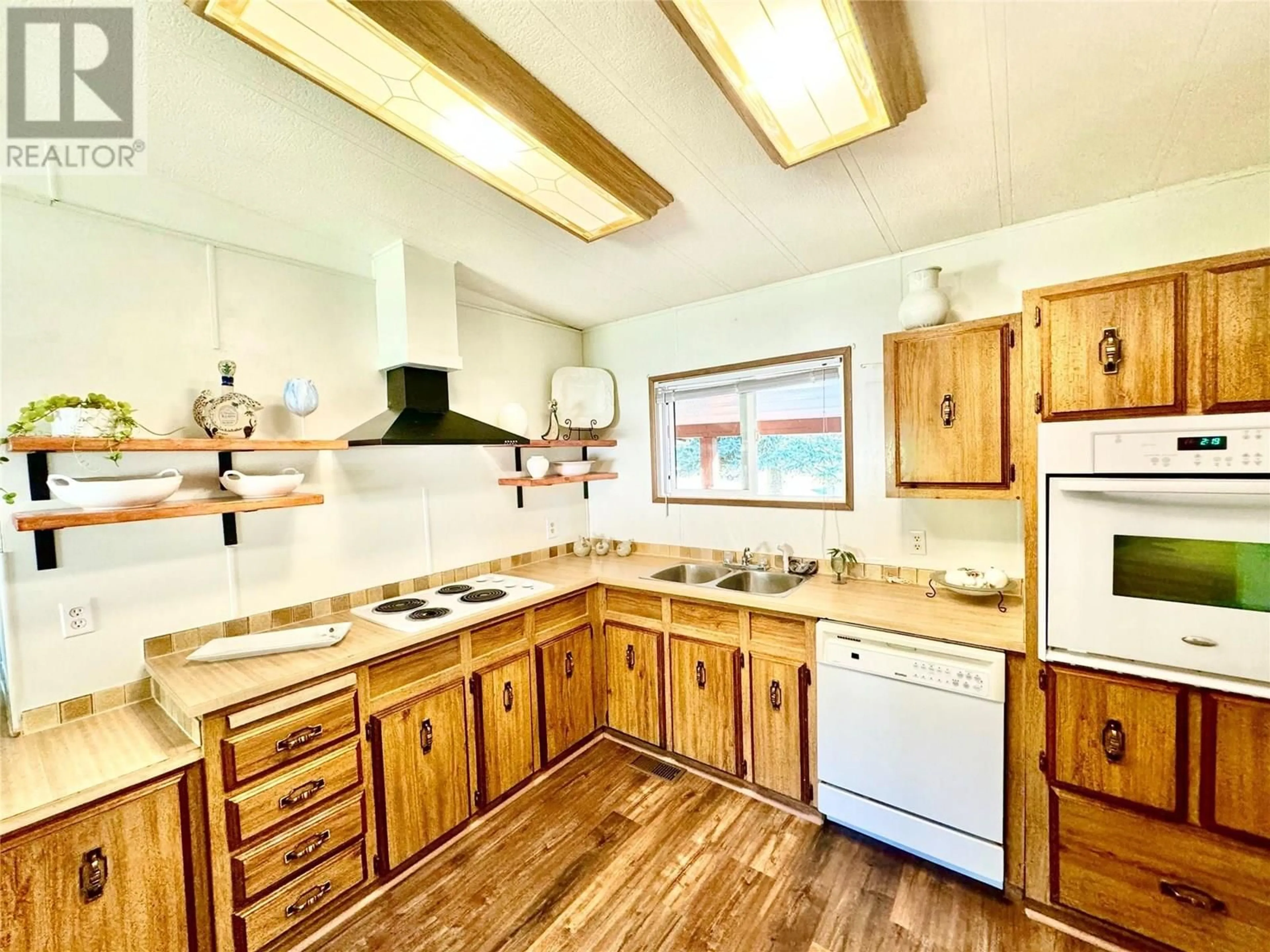 Standard kitchen, unknown for 901 EIGHTH STREET, Salmo British Columbia V0G1Z0