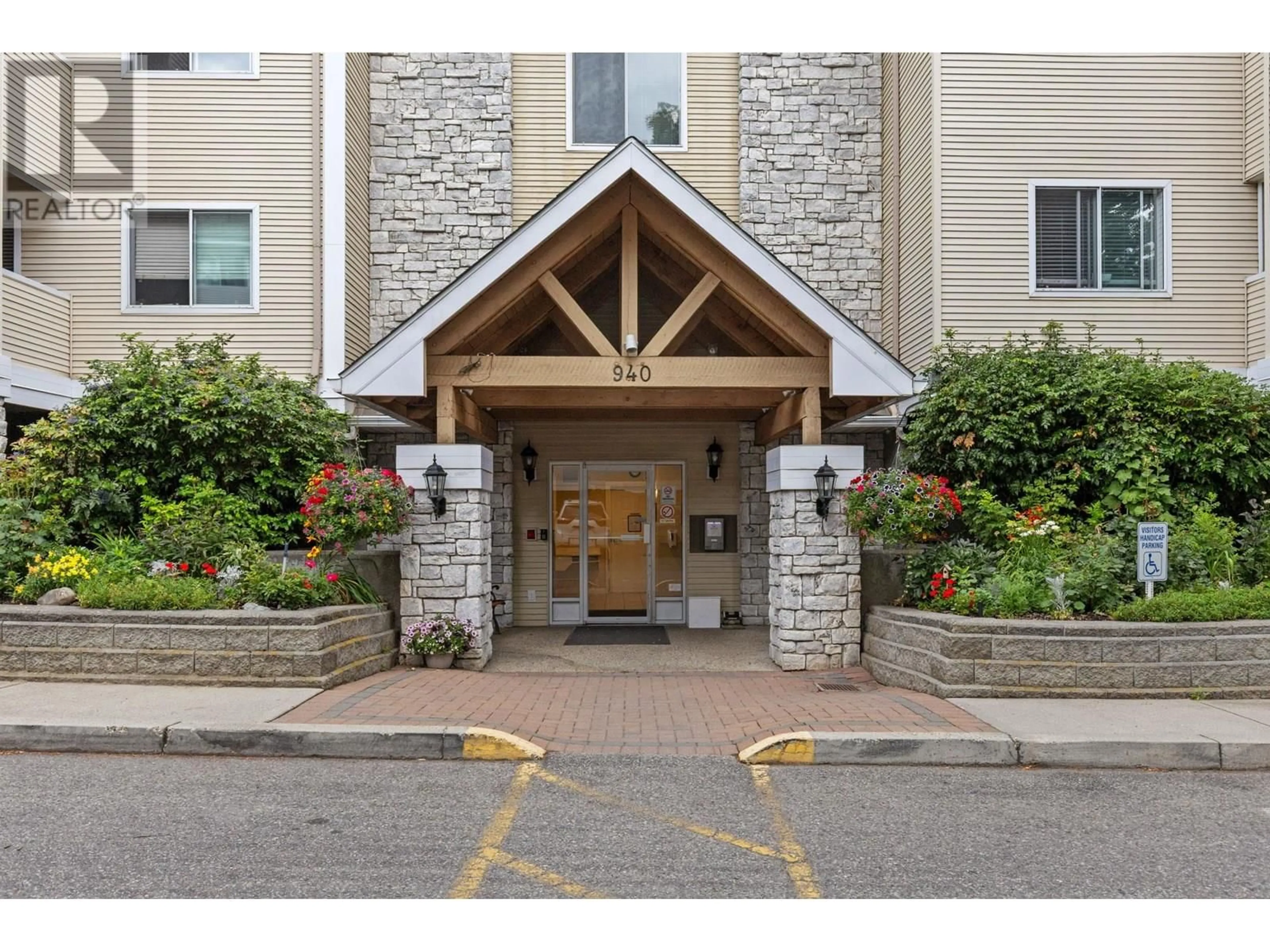 Indoor foyer for 210 - 940 GLENWOOD AVENUE, Kelowna British Columbia V1Y9P2